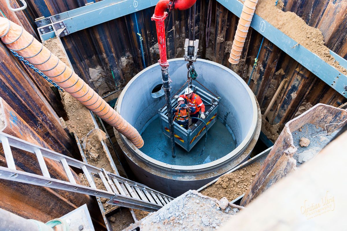 Uminex managing bore chamber installation with precast concrete rings, confined-space works, and hydraulic infrastructure during pump station upgrade
