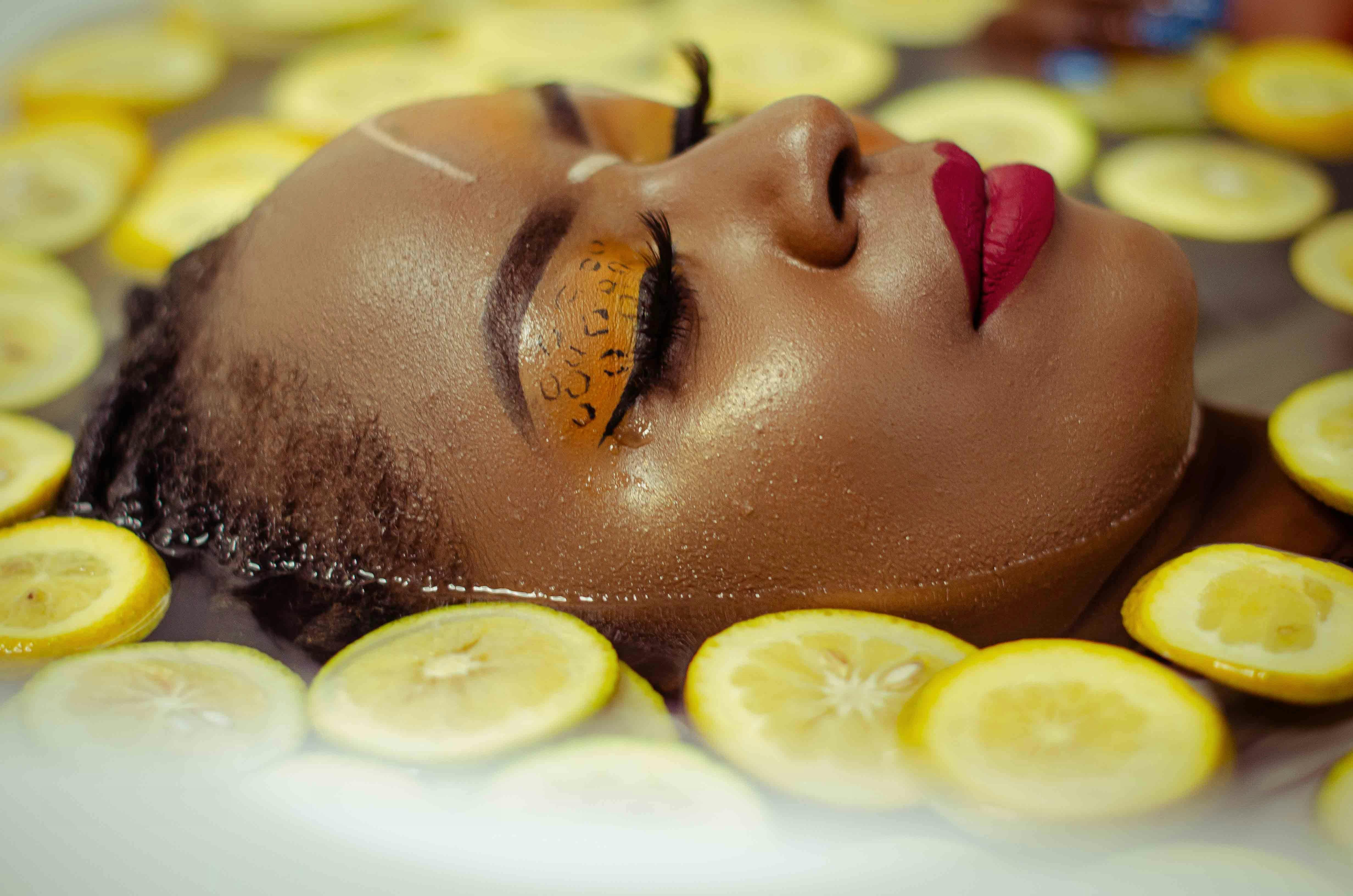 Soin femme noire dans du citron