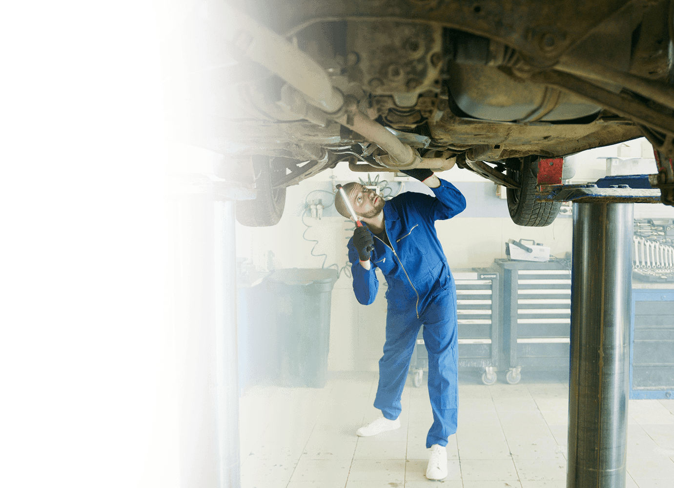 Снимка на механик от автосервиз Ауспуси Веско поставящ нов катализатор във Варна