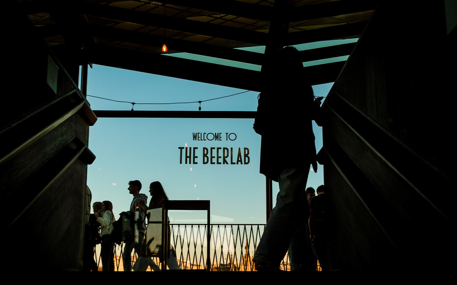 Belépés a BeerLab területére a Belgian Beer World Experience-ben, Brüsszelben.