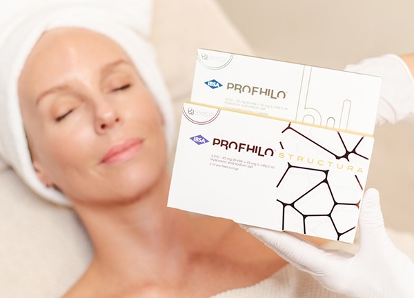 Kvinna som väntar på ansiktsbehandling