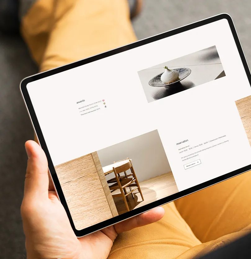 레스토랑 소개와 예약 기능이 구성된 웹페이지를 태블릿에서 확인하는 장면