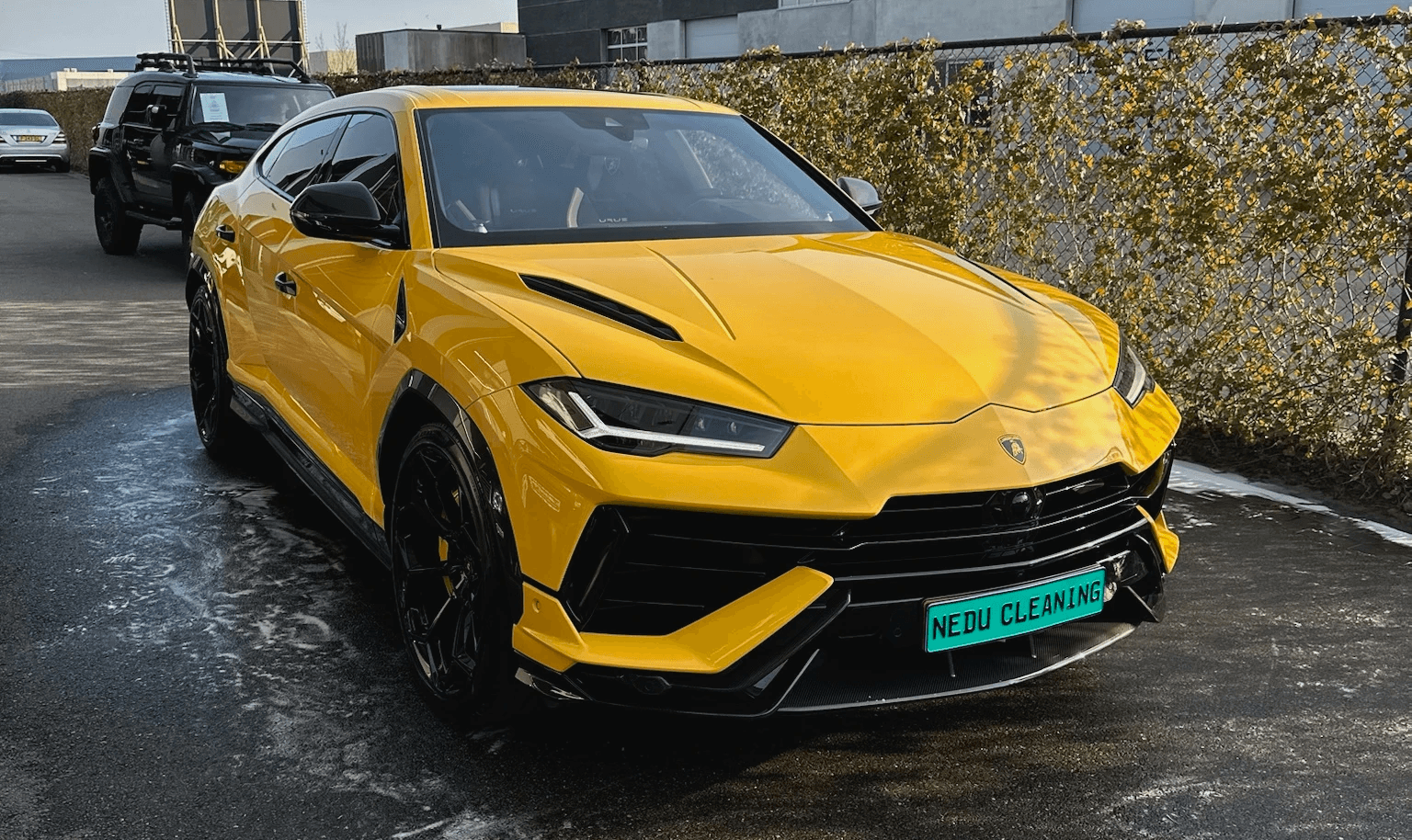 Gele lamborghini SUV