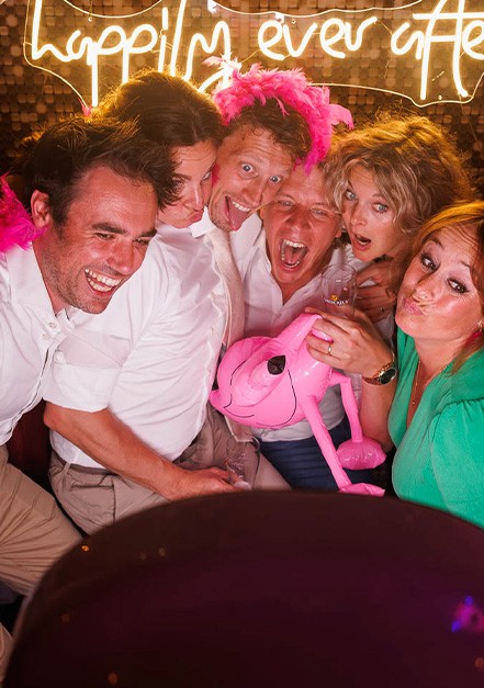Grappig moment voor de photobooth, groep mensen maakt een foto