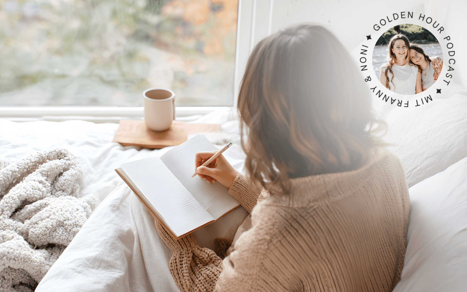 frau sitzt gemütlich auf couch mit dem rücken zur kamera und einem tagebuch in der hand