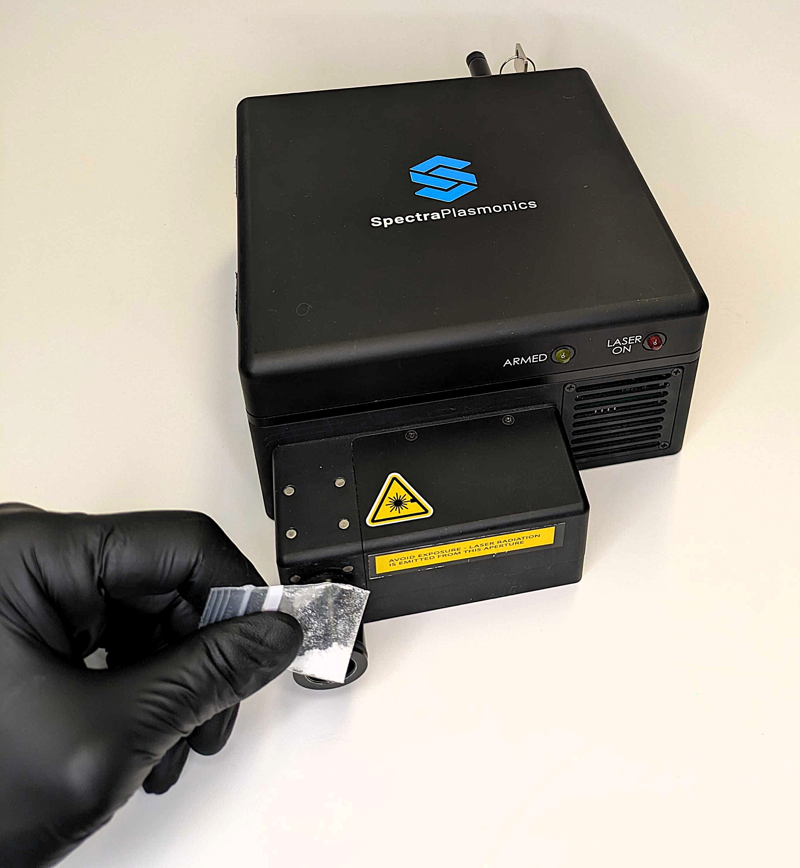 Test suspected drugs and unknown substances through clear baggies with Raman spectroscopy by using Amplifi ID's Bulk Scan mode.