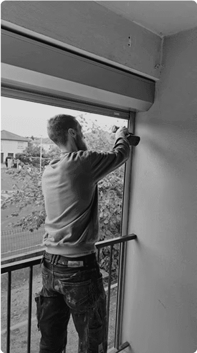 Artisan installant un cadre de fenêtre