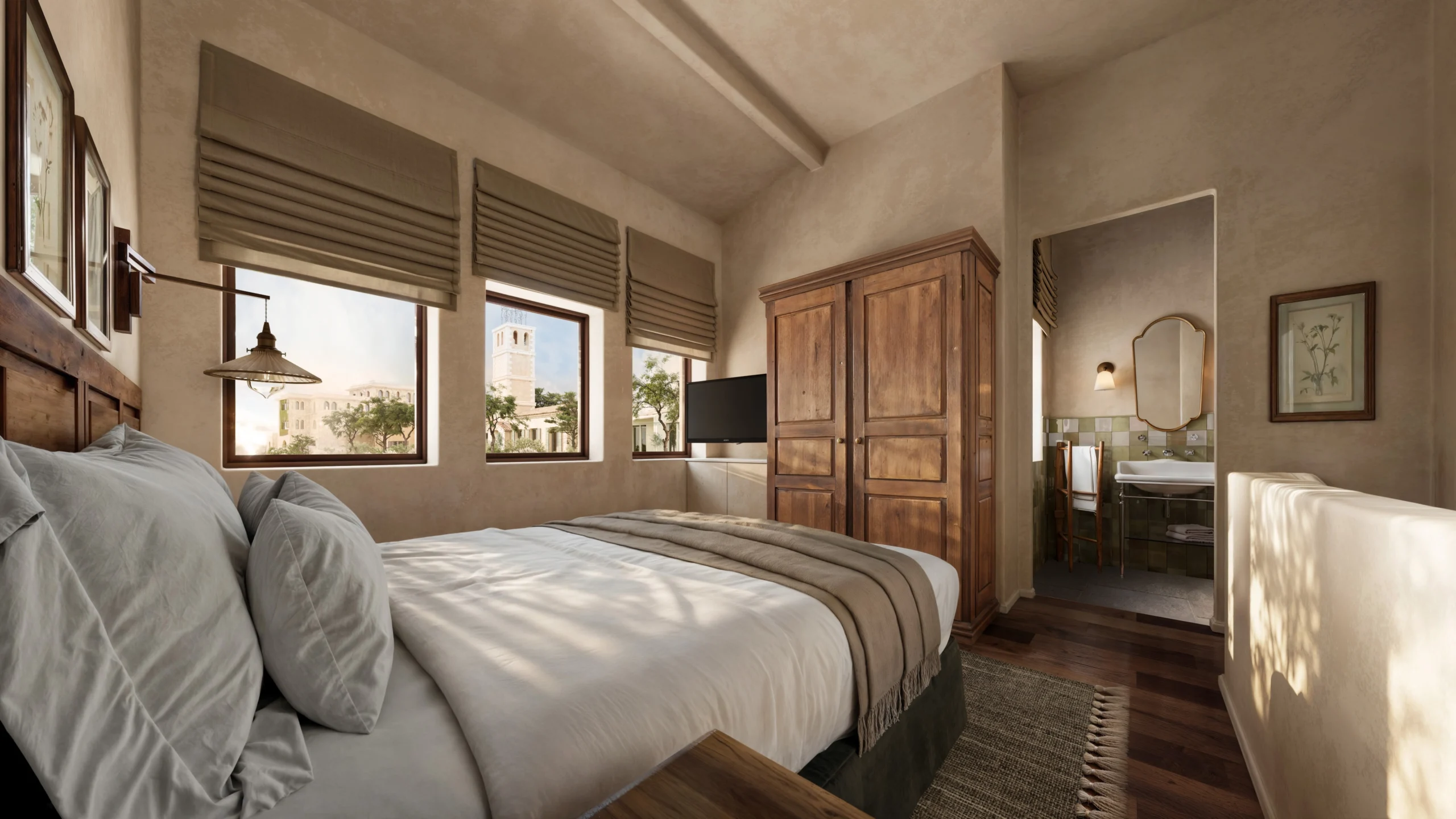 Mediterranes Schlafzimmer mit Erdtönen, rustikalem Kleiderschrank aus Holz und Blick aus drei Fenstern auf ein historisches Gebäude. Rechts ist der Durchgang zu einem modernen Badezimmer mit grünem Fliesenspiegel zu sehen.
