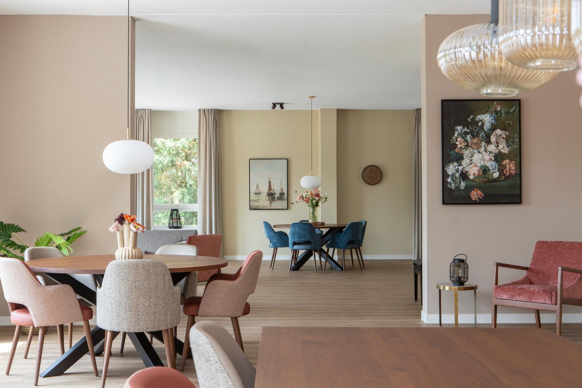 woonkeuken ouderenzorg met gekleurde stoelen