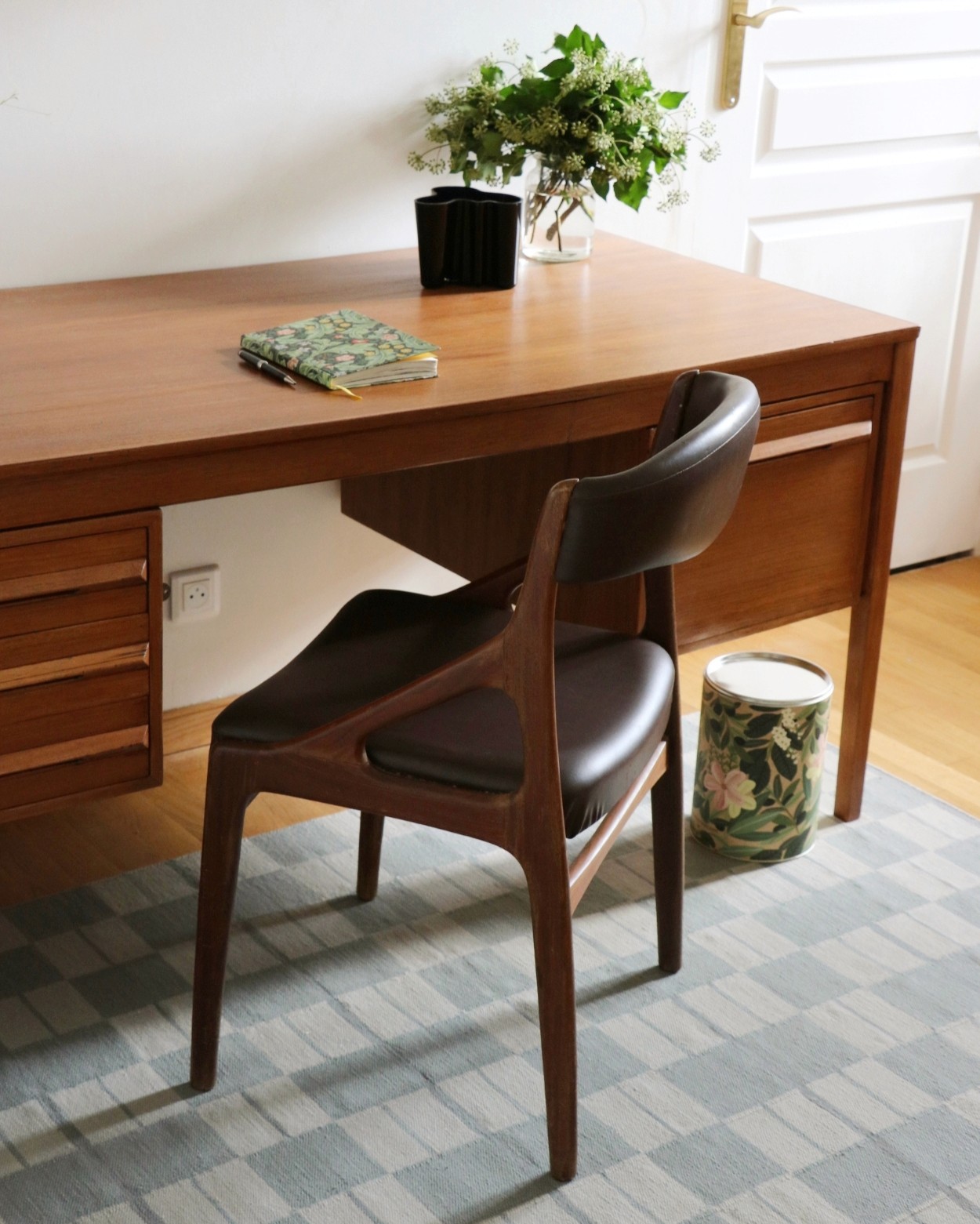 Bureau, chaise et tapis de seconde main dans un style scandinave