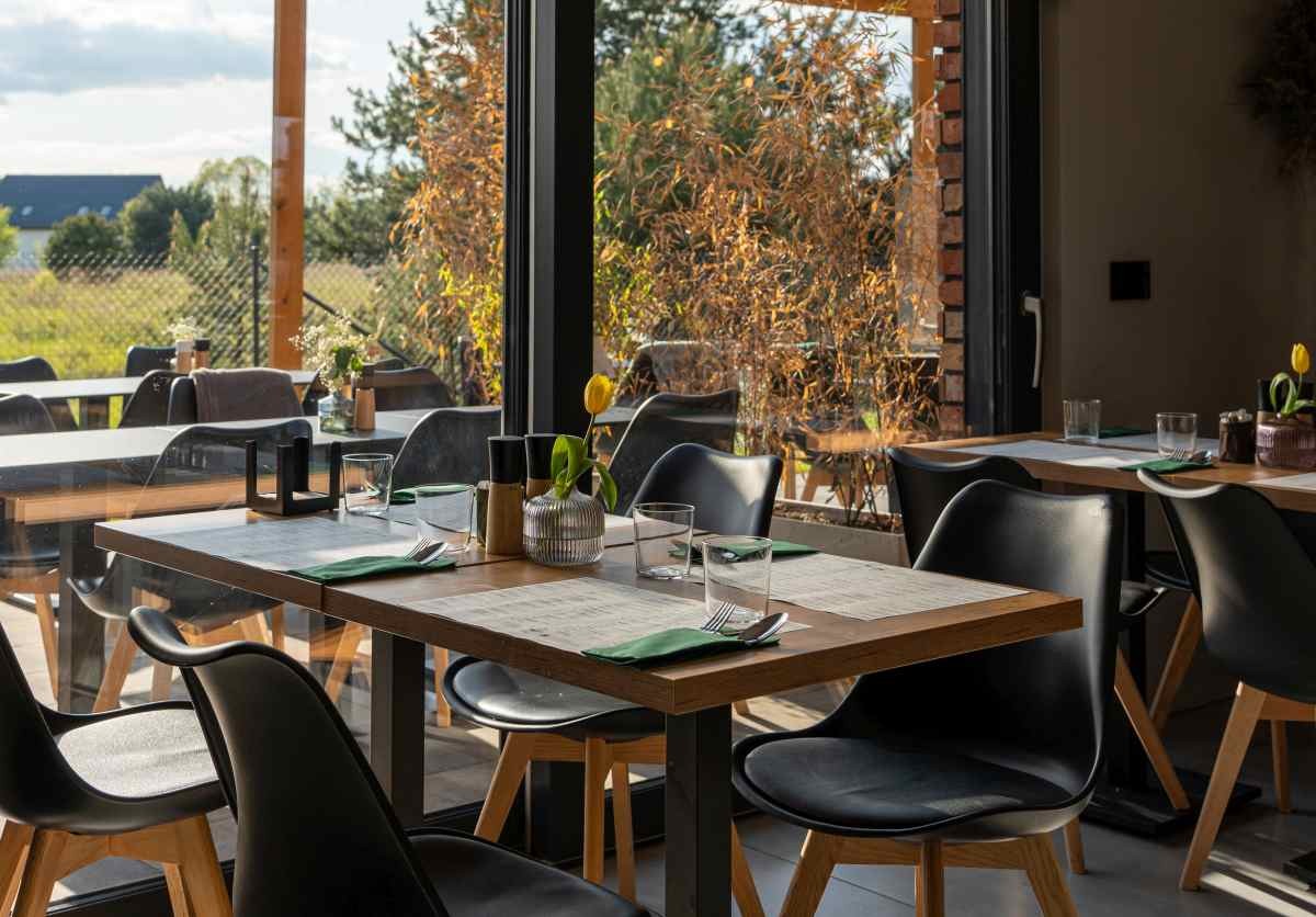 Restauracja z widokiem na taras i spokojne otoczenie pod Poznaniem