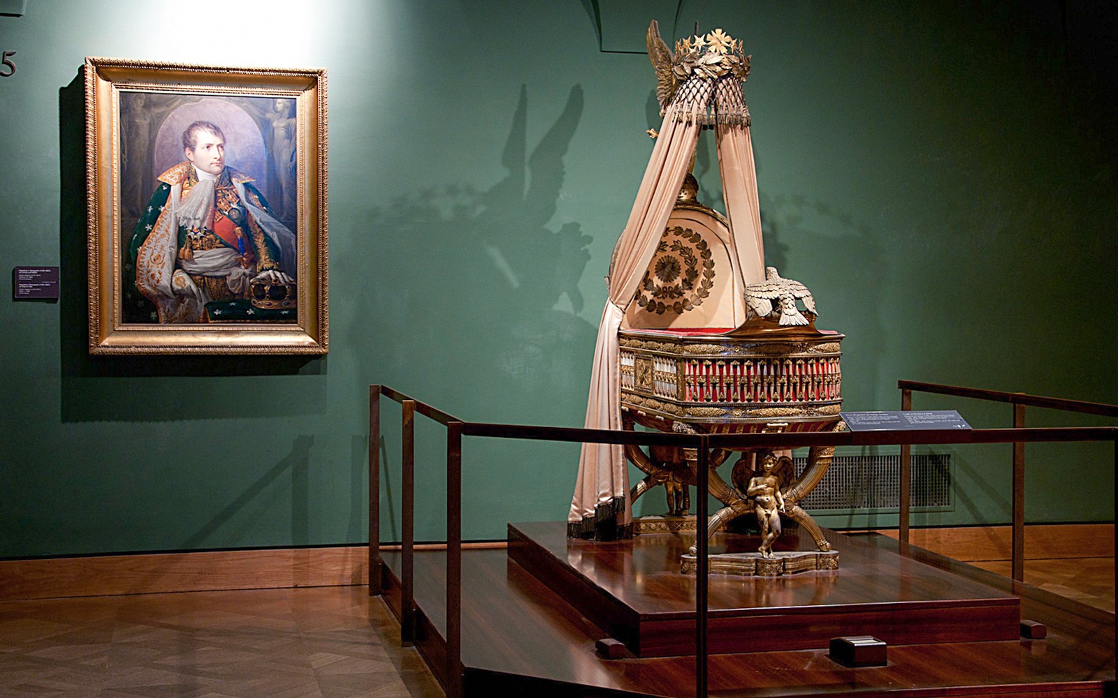 Exposición de retratos y cuna imperial en la Tesorería Imperial de Viena.