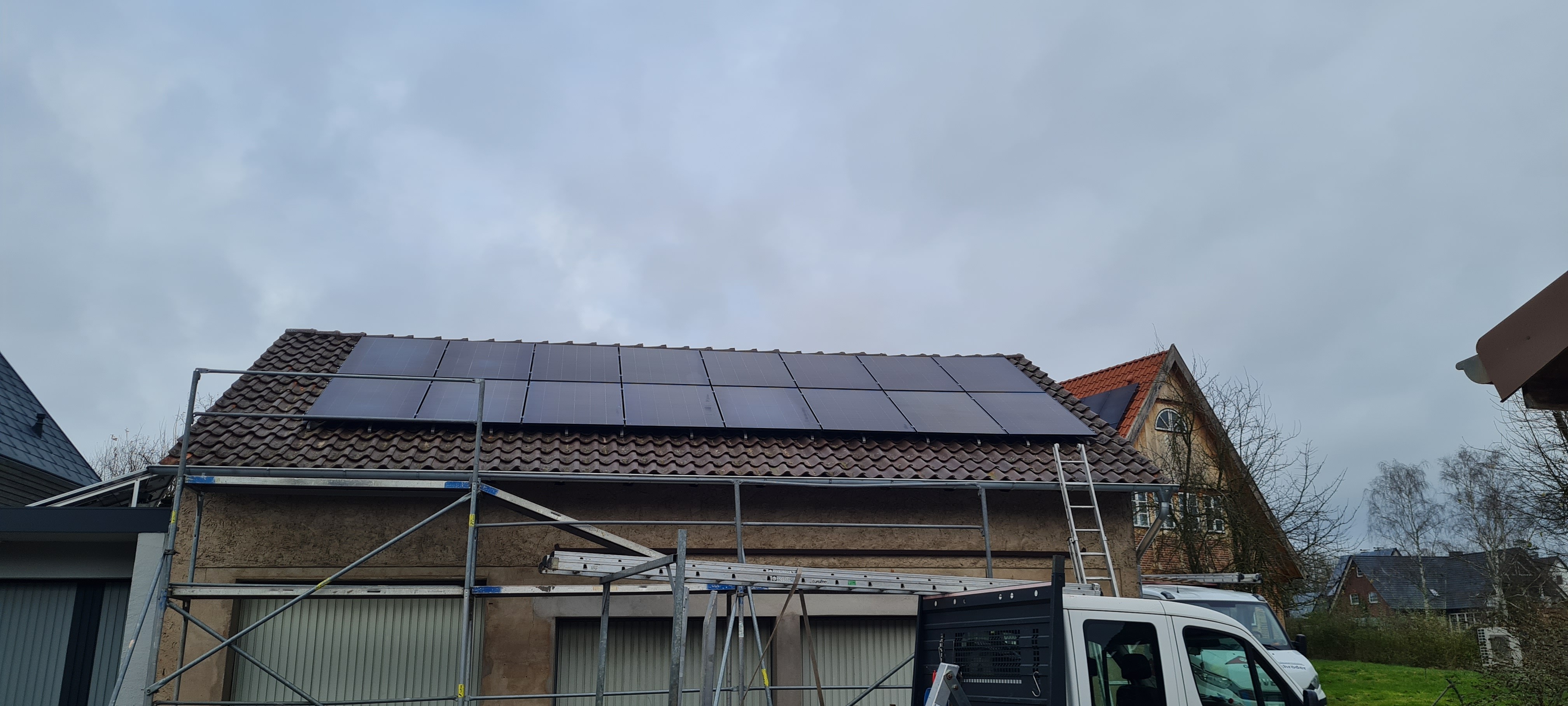Haus mit Gerüst während der Installation einer PV-Anlage in Pegestorf