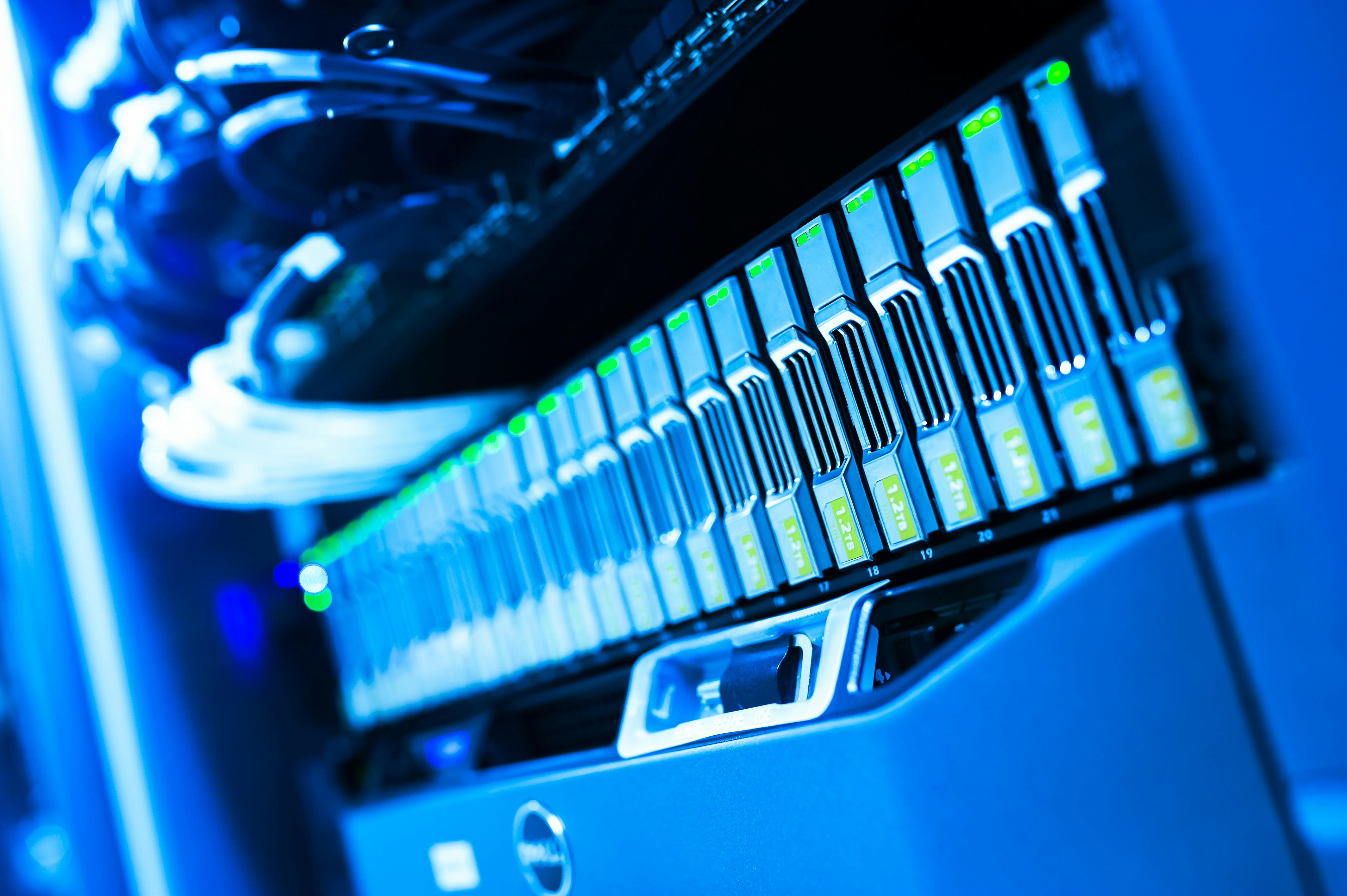 Server con luci LED attive in data center moderno, rappresentazione fisica delle architetture cloud e dei sistemi di archiviazione remota.