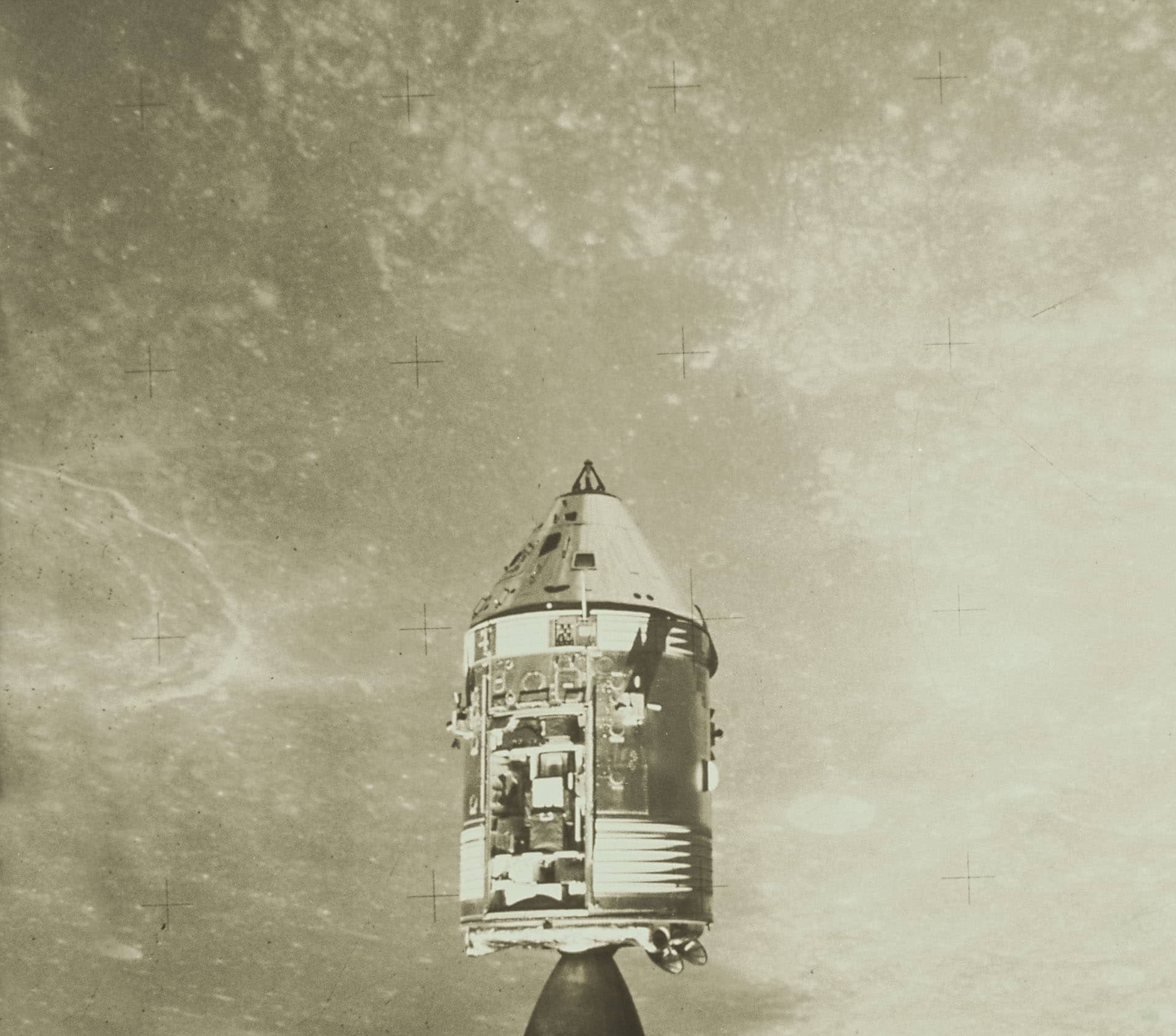 Módulo de mando y módulo de servicio en órbita lunar.