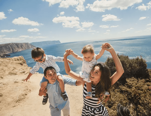 Imagem de uma família se divertindo numa viagem pelo mediterrâneo.