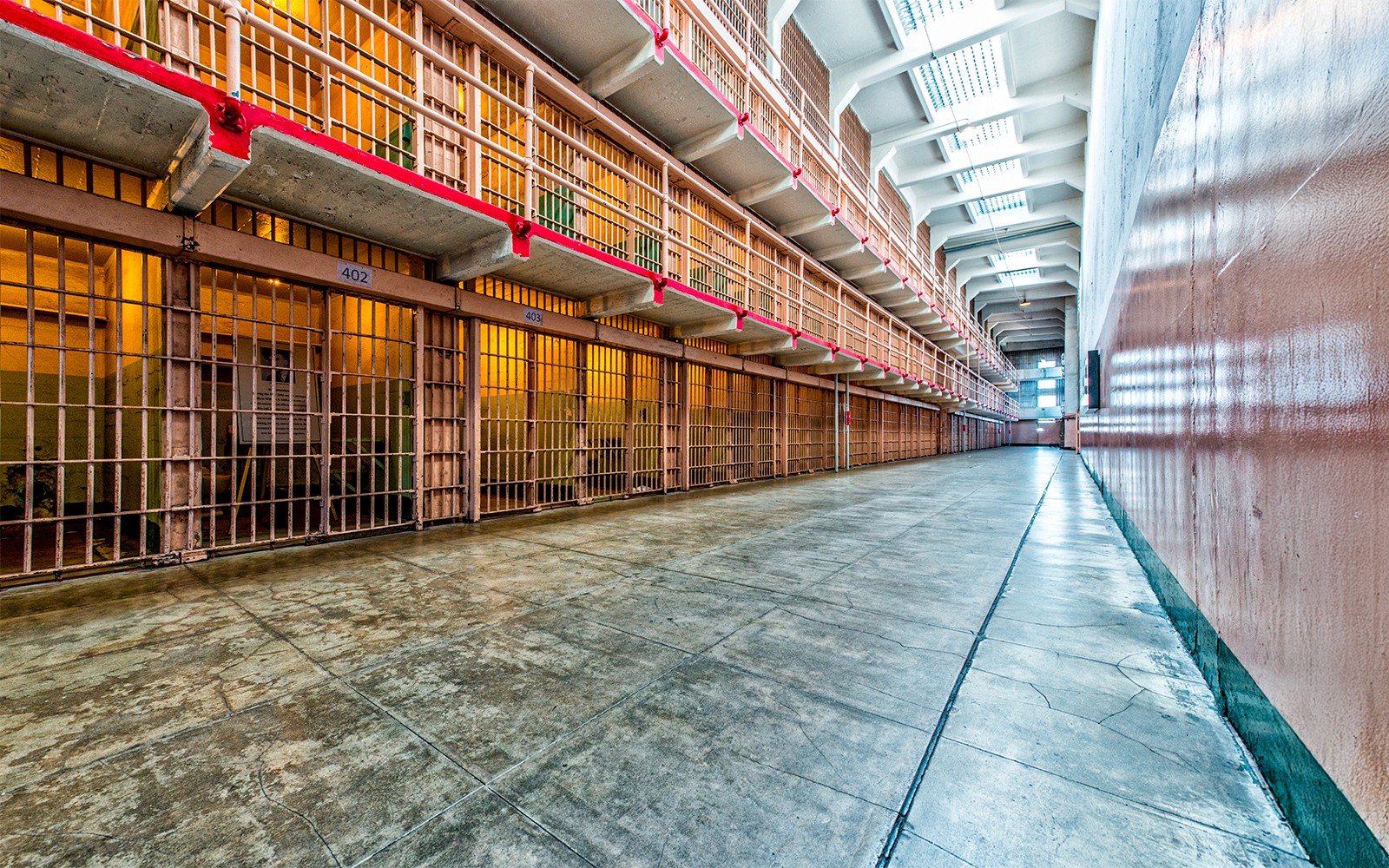 Bagian dalam blok sel penjara Pulau Alcatraz, California.