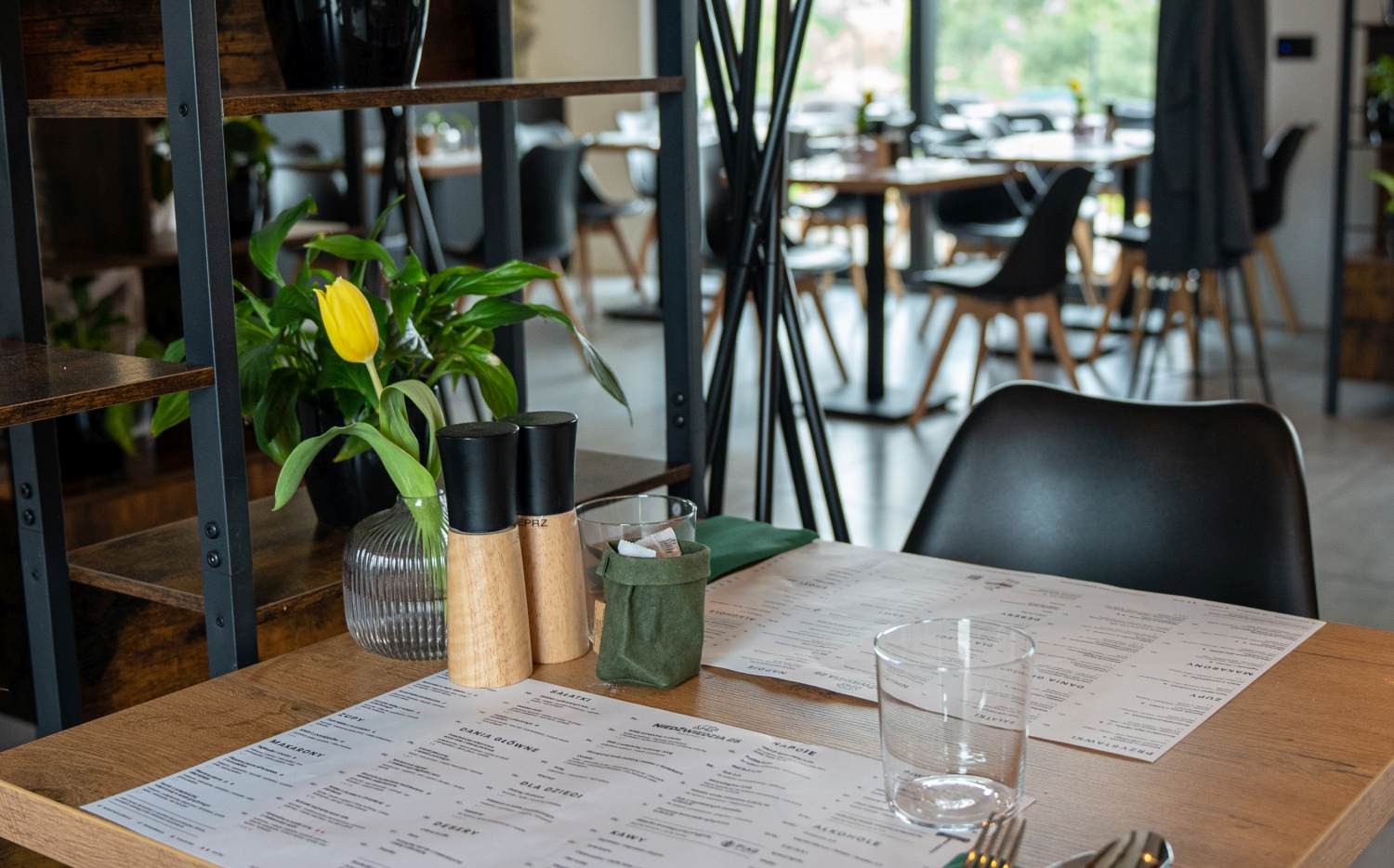 Stolik przygotowany do rozmowy handlowej w restauracji pod Poznaniem
