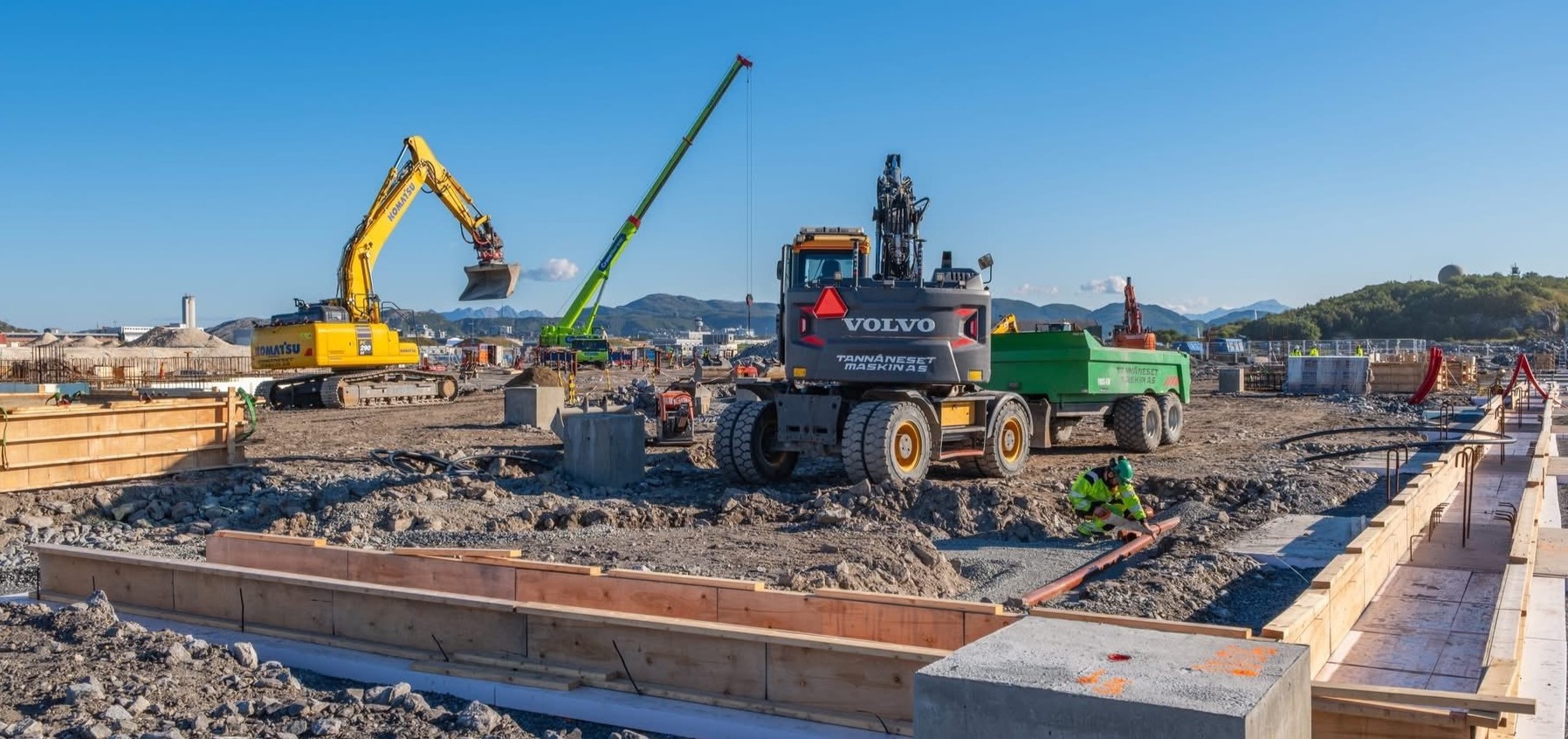 Svart og rød lastebil på snø.