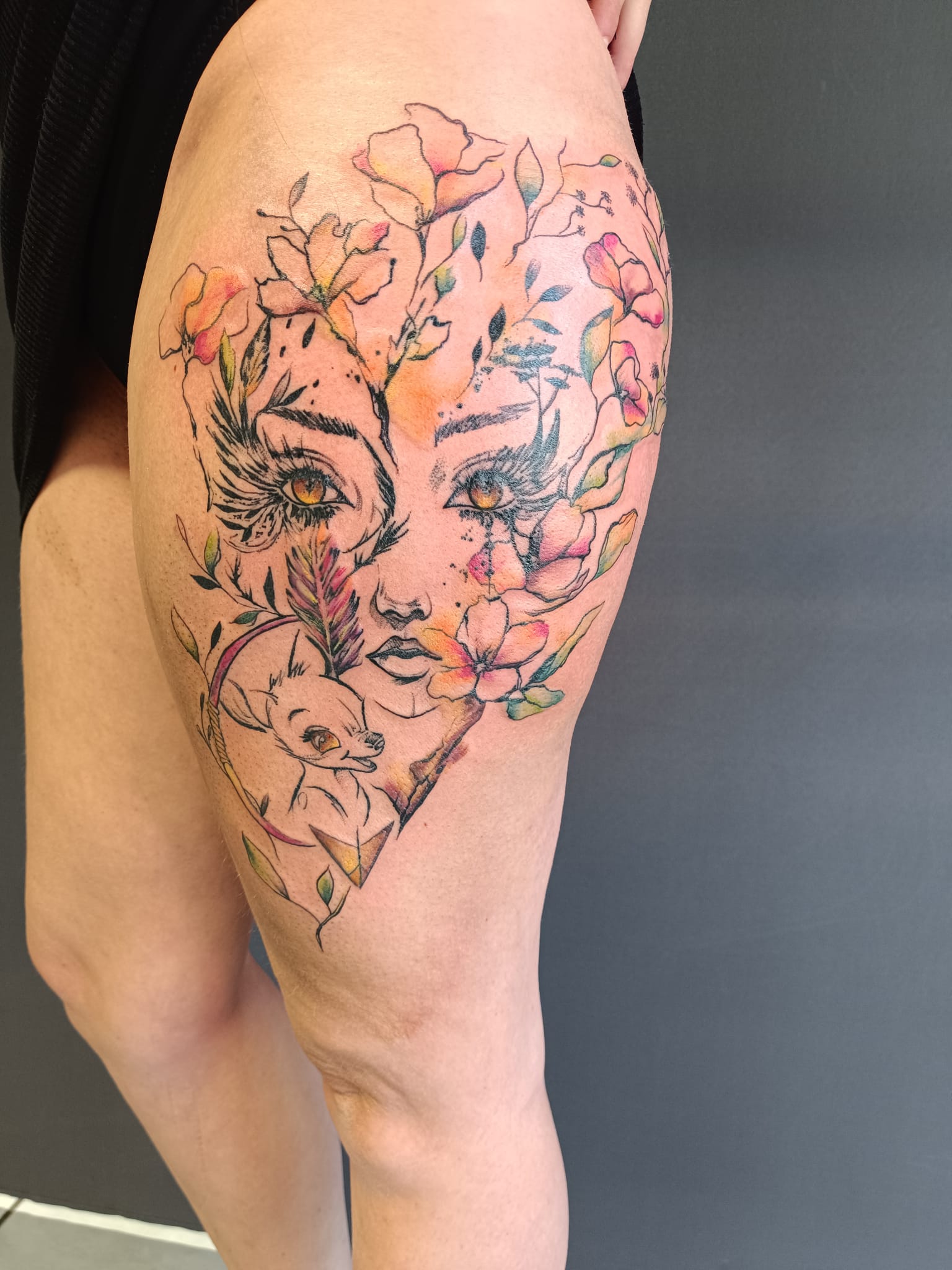 tatouage cuisse femme couleur