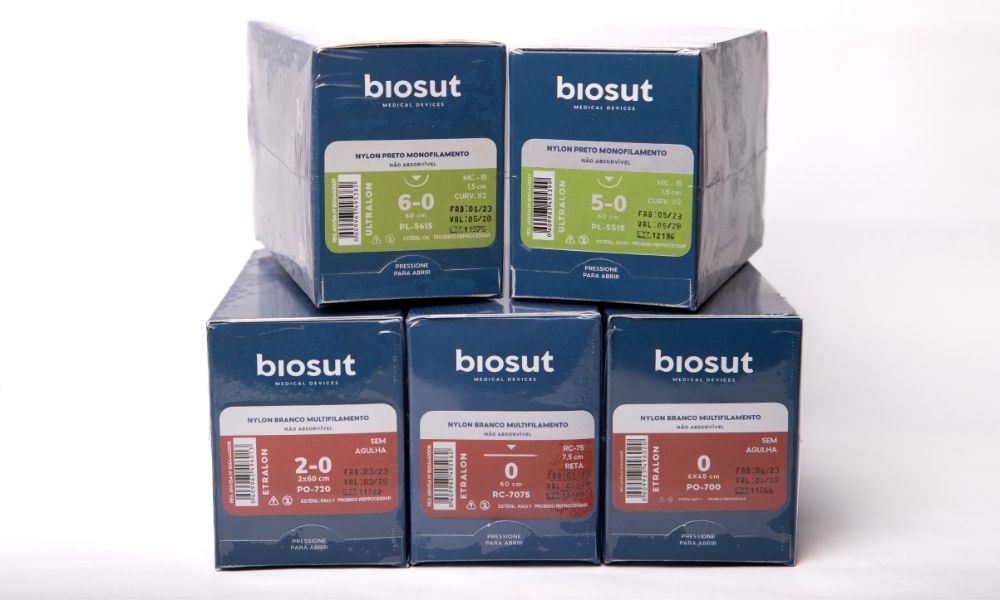 Caixas empilhadas de suturas cirúrgicas Ultralon e Etralon