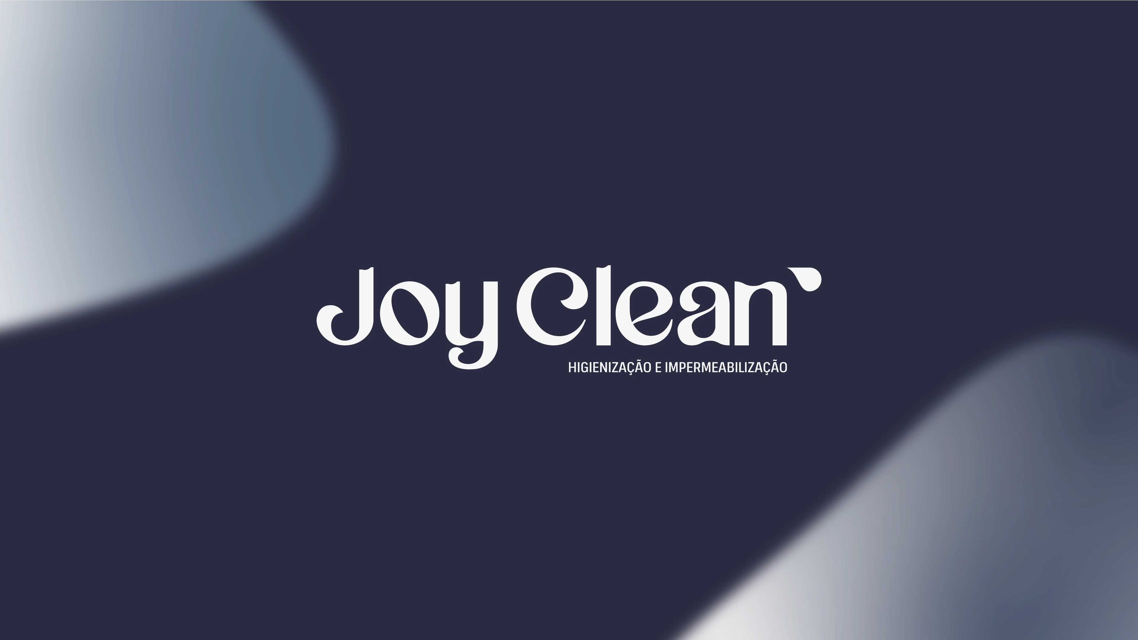 Logotipo principal da Joy Clean em letras brancas sobre fundo azul-escuro com manchas abstratas desfocadas. Abaixo do nome, destaca-se o subtítulo 'HIGIENIZAÇÃO E IMPERMEABILIZAÇÃO'.