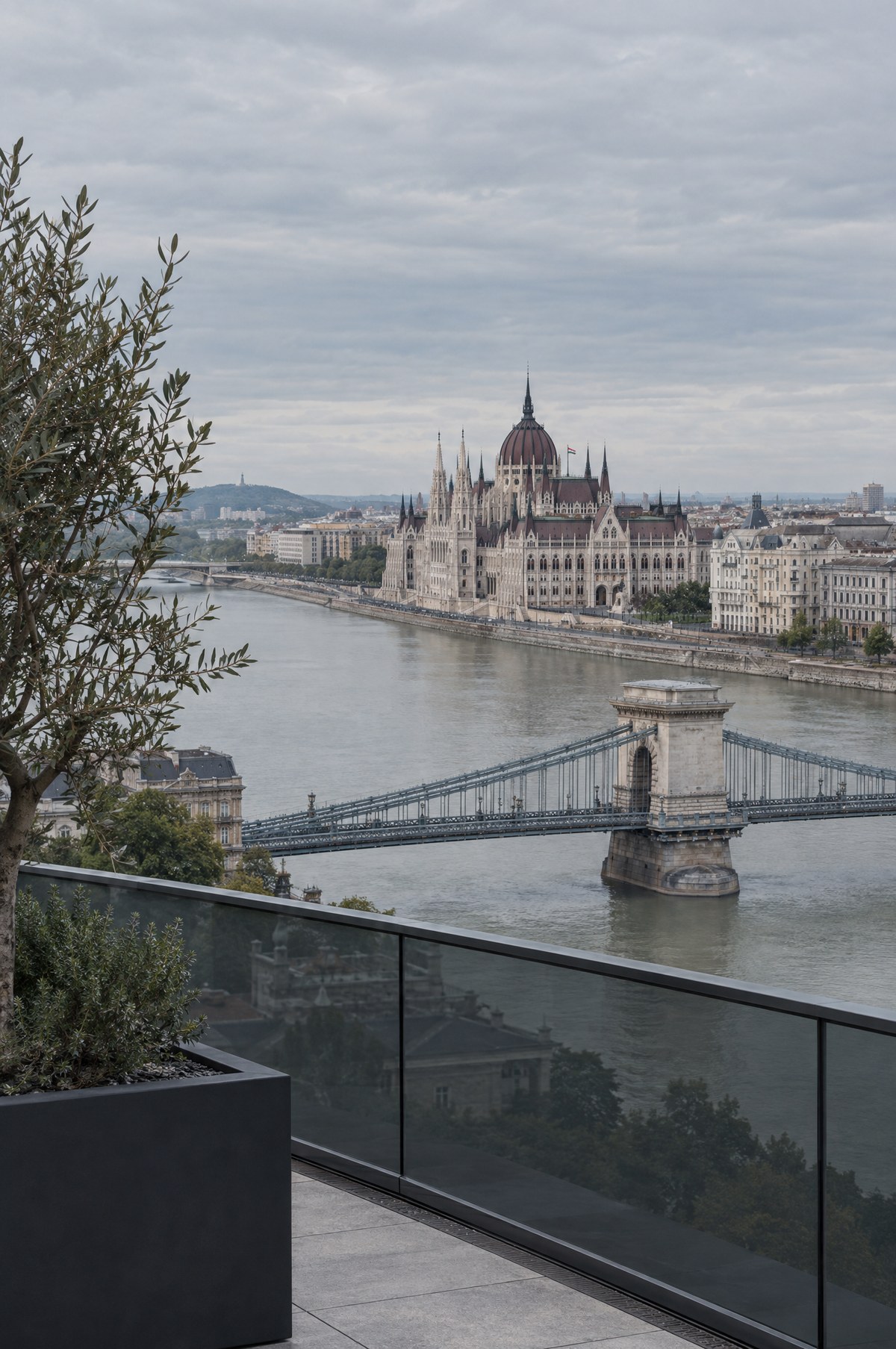 Budapesti tetőterasz, háttérben az Országház és a Lánchíd