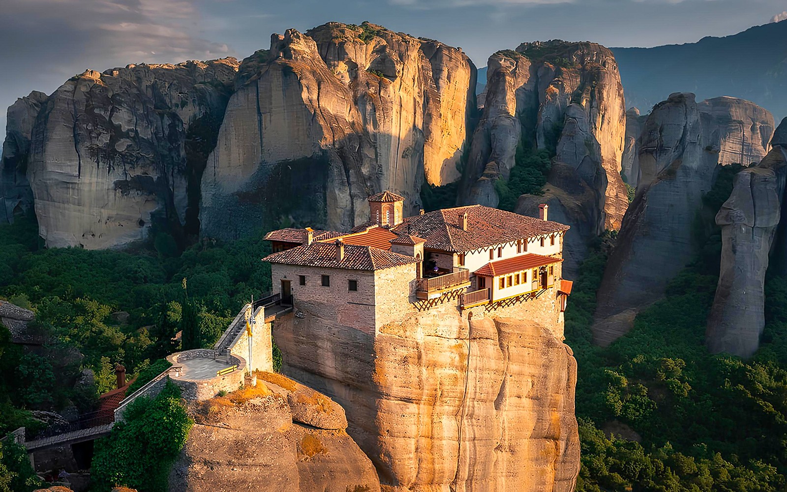 Heilige Klooster van de Grote Meteoor gelegen bovenop een rotsformatie in Meteora, Griekenland.