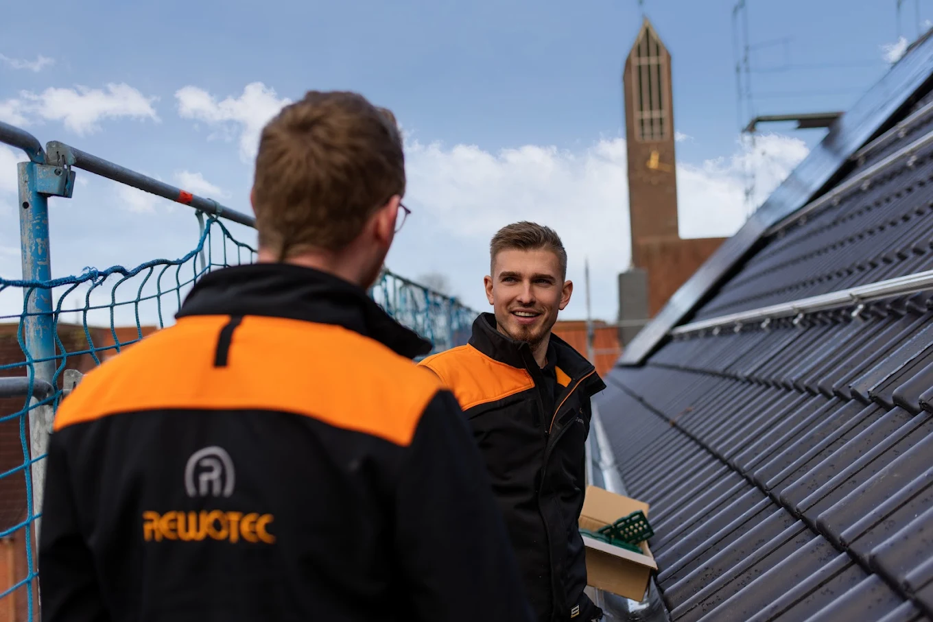 Zwei Rewotec-Mitarbeiter bei Arbeiten an einer Photovoltaikanlage