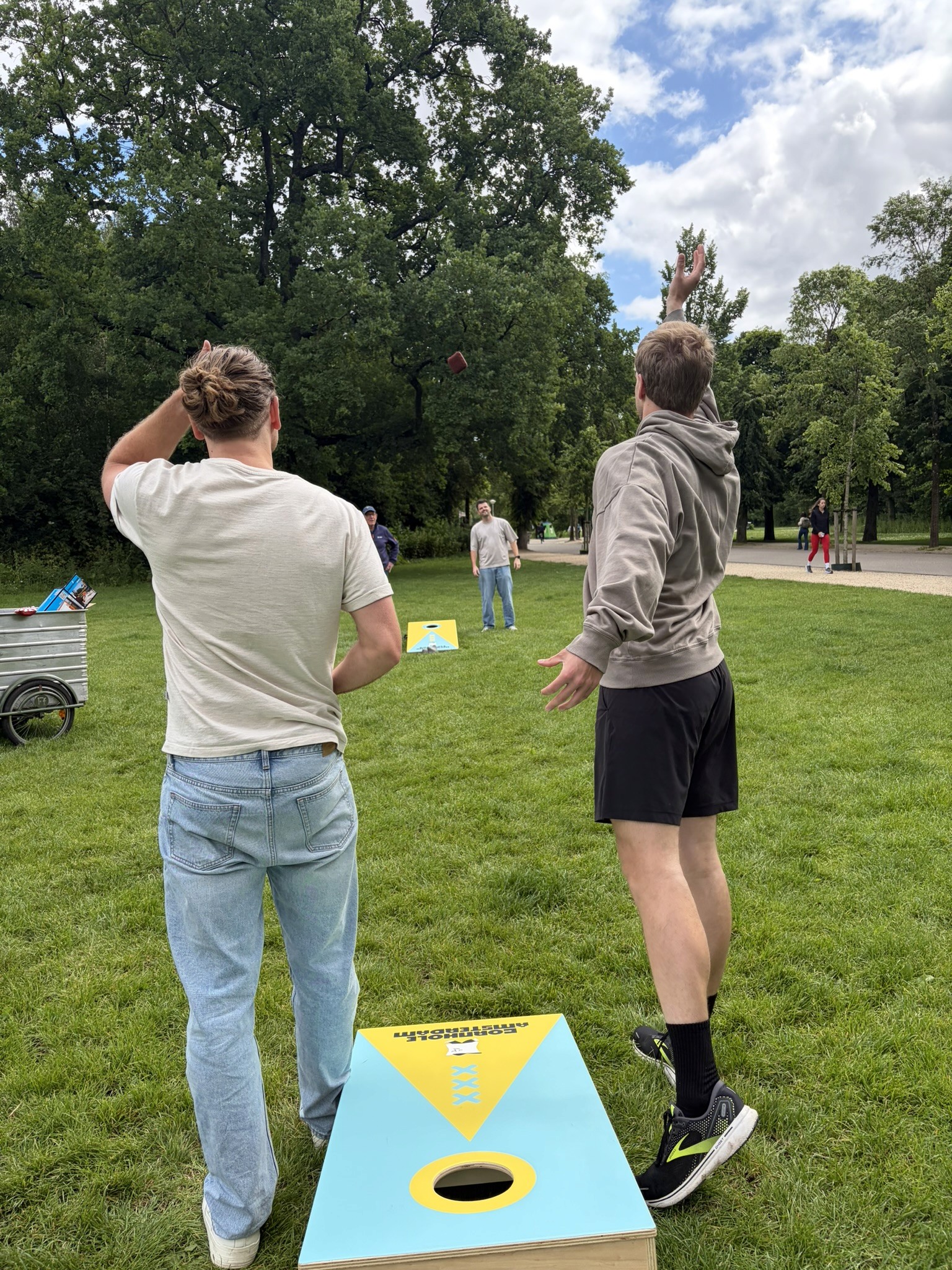 Two men playing Cornhole Vondelpark