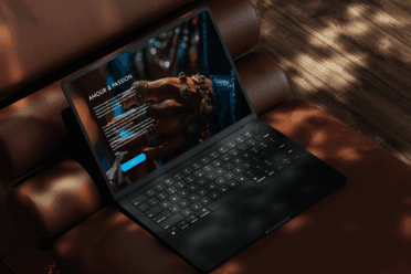 Mockup du site Oracle Bijoux Précieux sur ordinateur portable noir, avec une main portant plusieurs bagues mises en valeur par l’éclairage