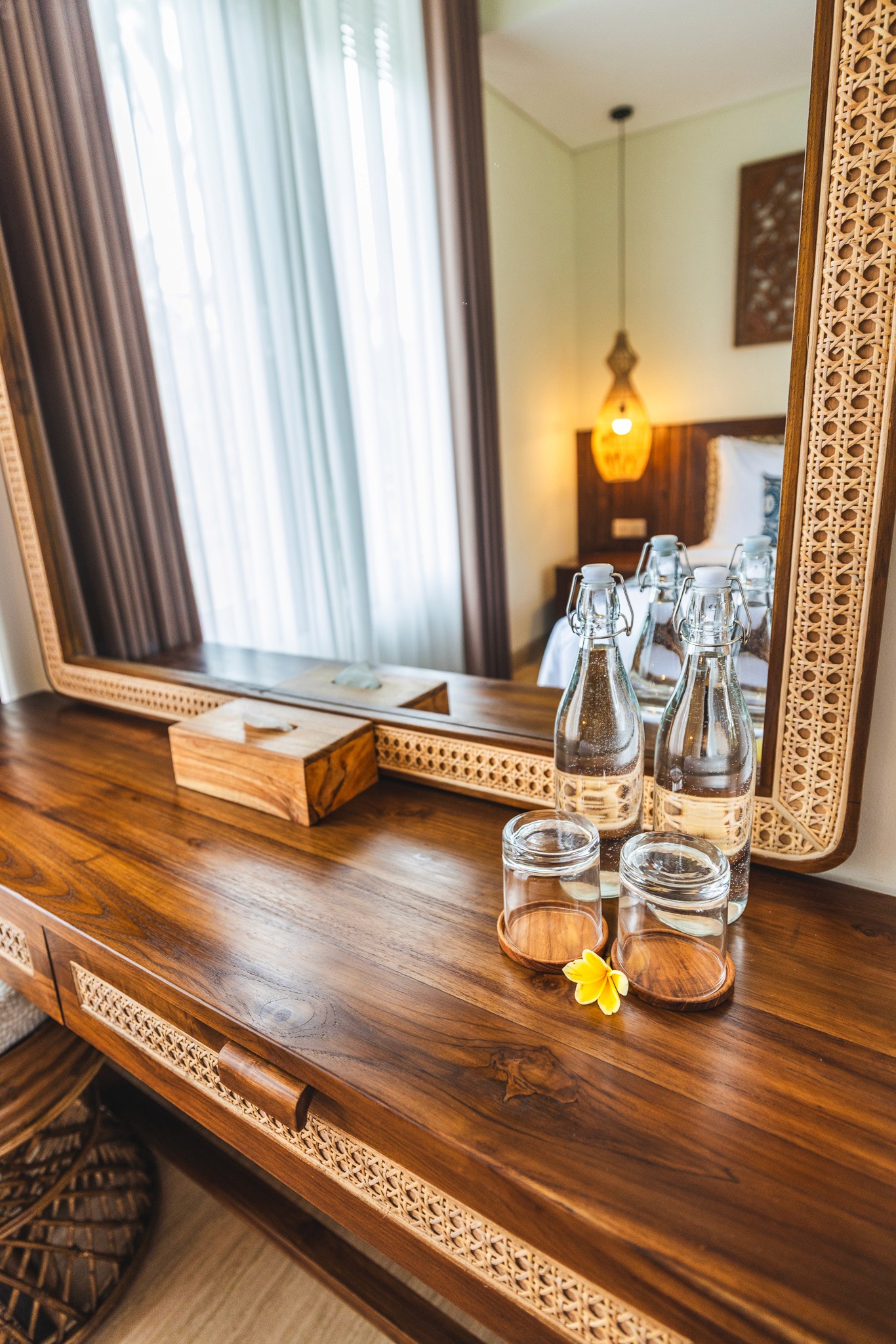 Exklusive Minibar mit Gläsern und Wasserflaschen – Komfort und Gastfreundschaft in den Khastana Hadi Luxury Villas, Bali
