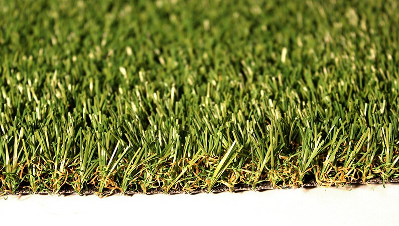 Here's a larger view of Kent Fringe Grass by AGL Grass North, which is excellent for chipping and pairs wonderfully with the putting turf, Golf Leisure.