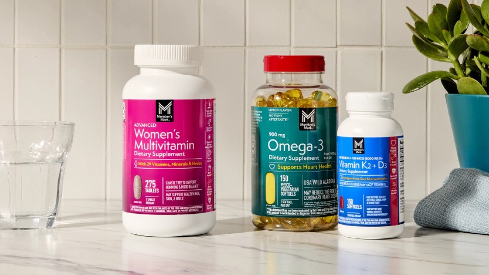 Imagen de dos animales domésticos, un perro y un gato que miran a la cámara