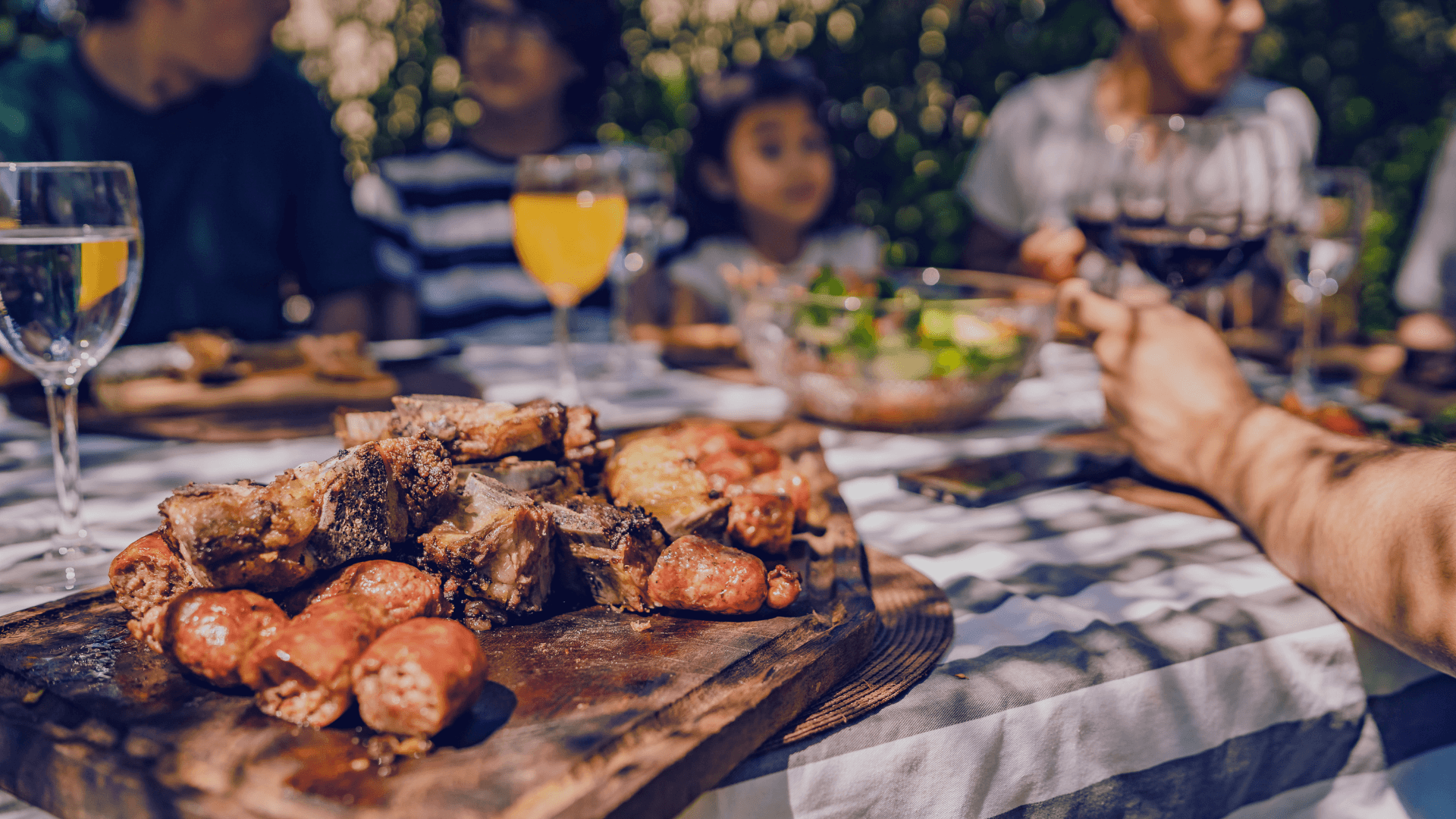 Asado uruguayo servido en una reunión familiar