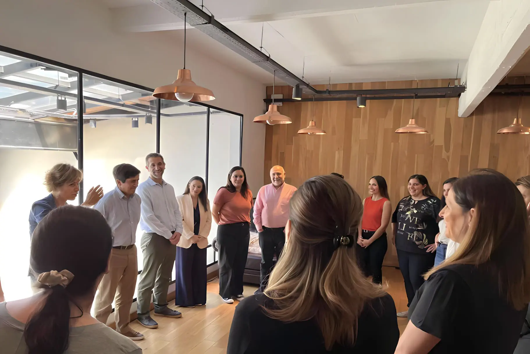 Personas de pie debatiendo ideas