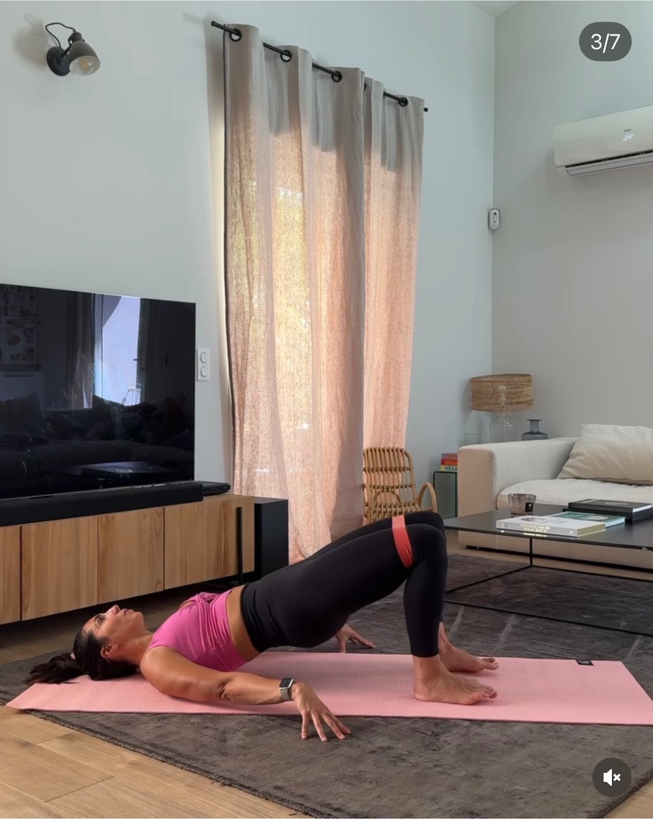 Exercice pour muscler ses fessiers : le Banded Bridge.