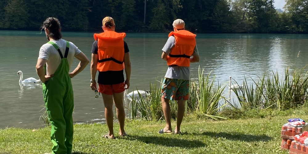 Die Protagonisten aus dem Näher als du denkst Video bestaunen Schwäne im Wasser.