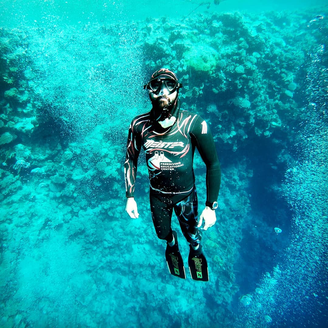freediver meister swimming