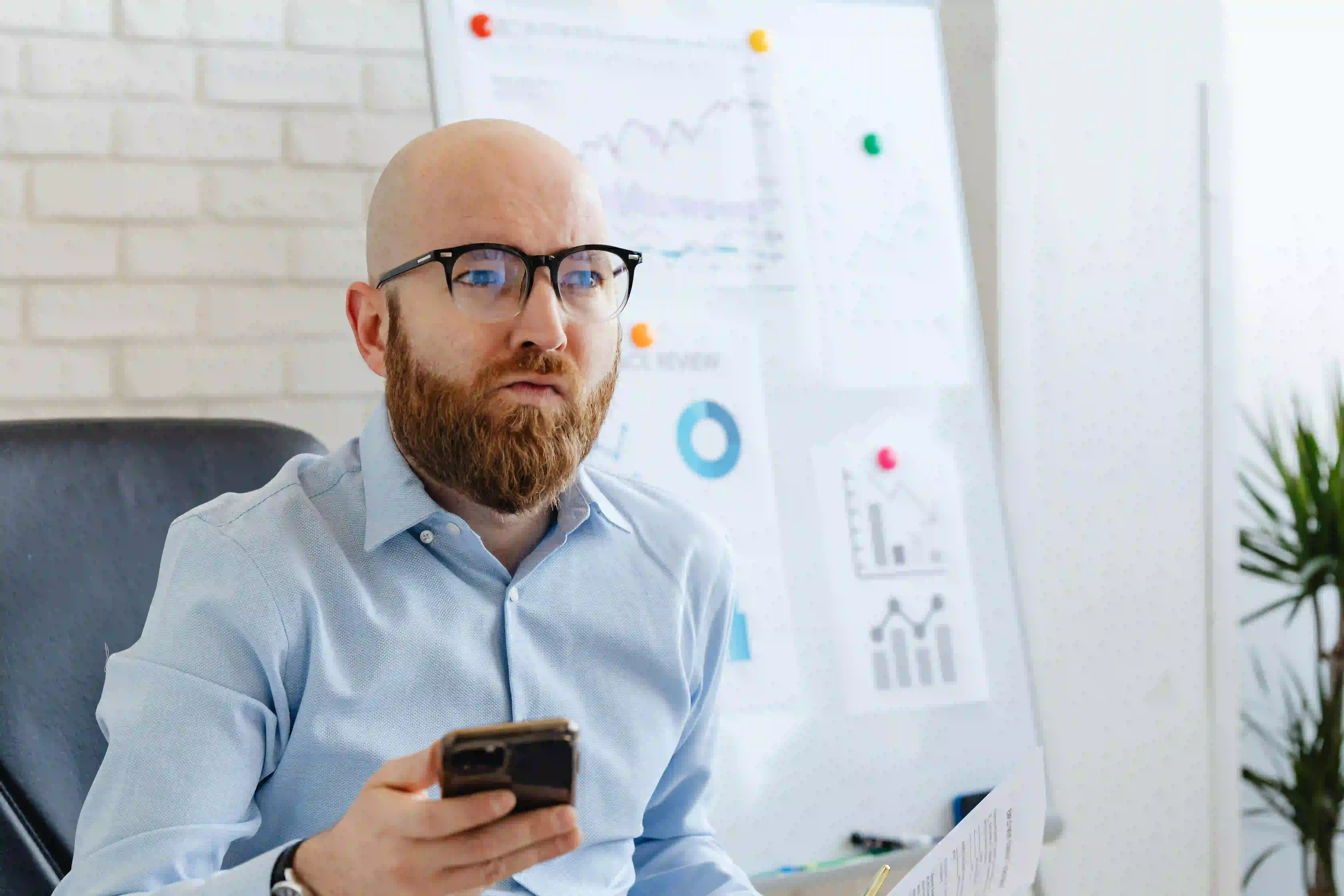 Imagem de um homem pesquisando sobre como comprar franquia.