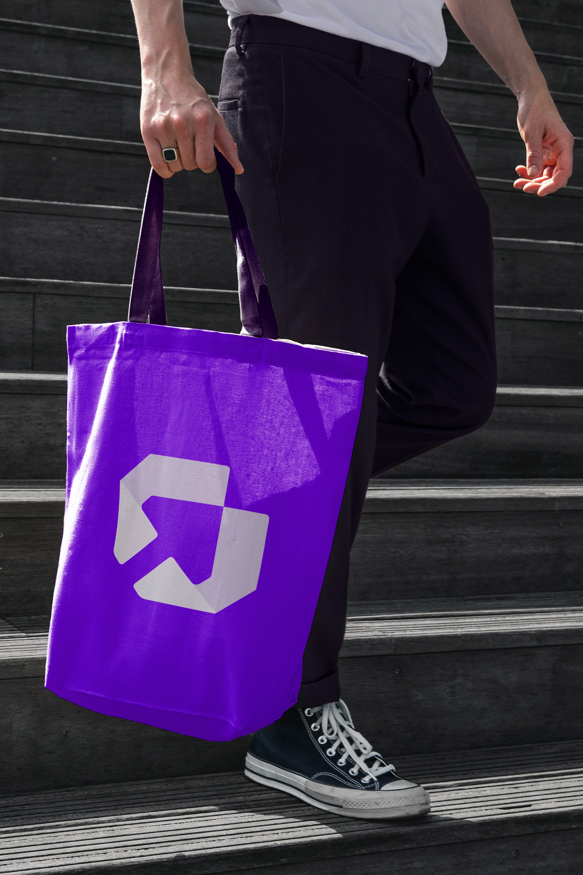 Bolsa com símbolo aplicado sobre fundo roxo
