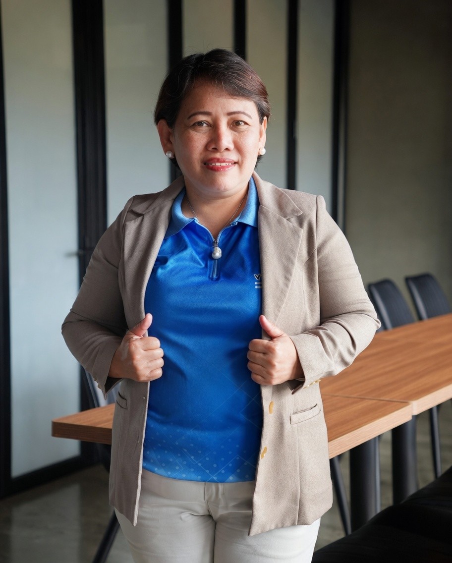a picture of Evelyn Acol, a sales director of the team