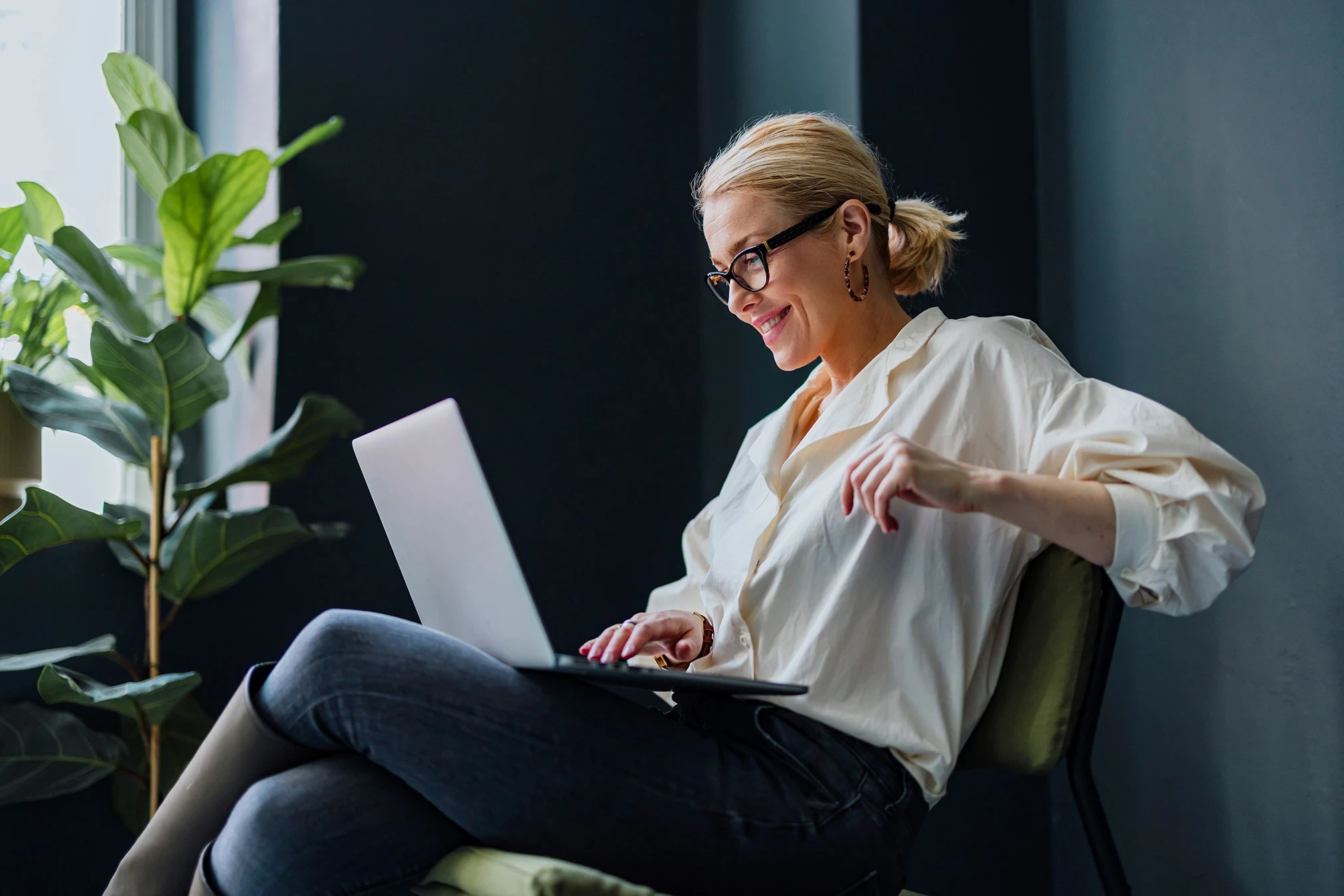 perimenopause woman having a digital hormone health suport
