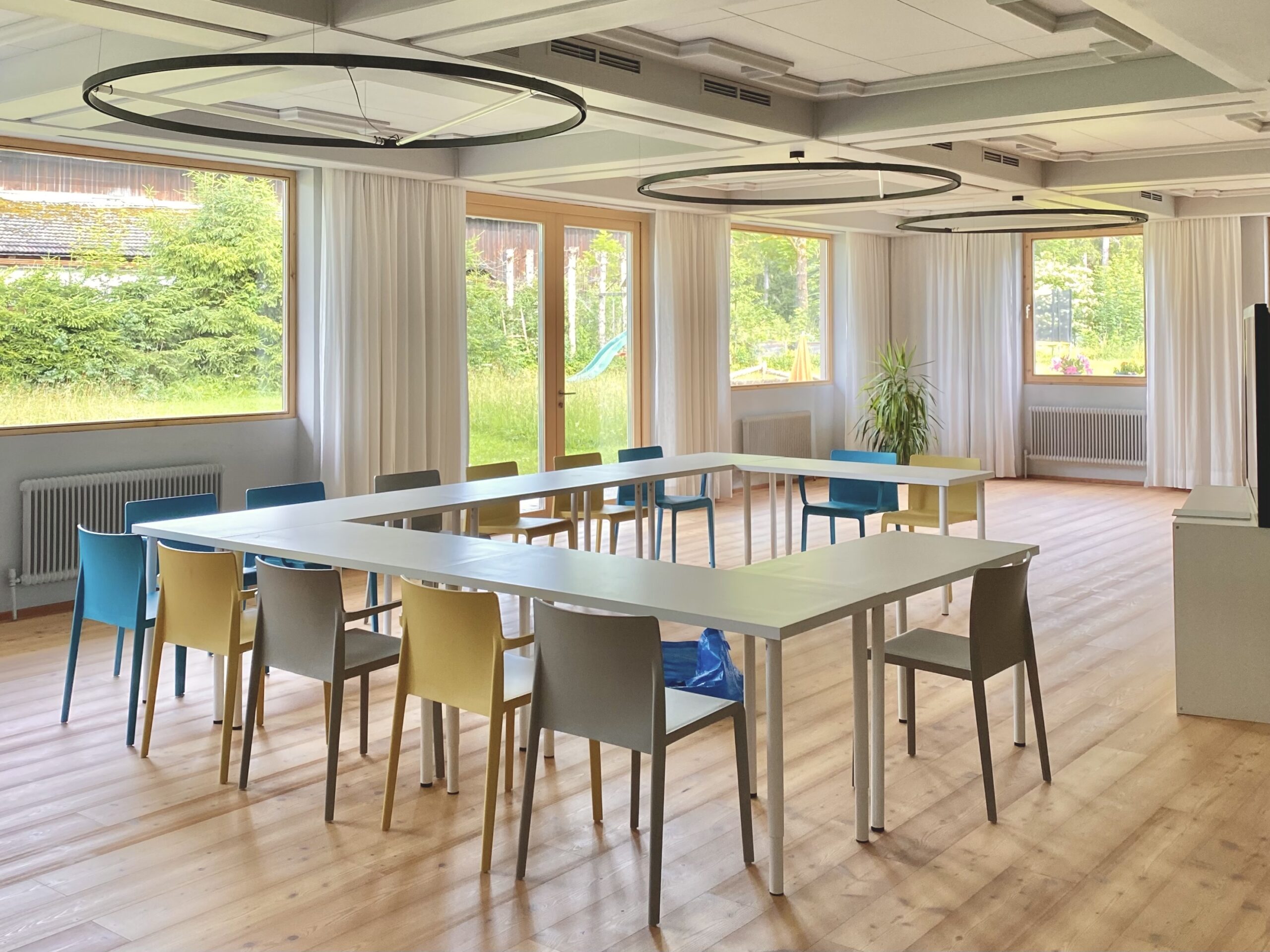 Seminarraum tische stühle bildschirm schöne aussicht garten