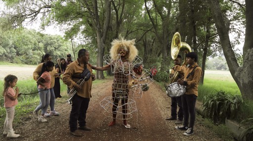 Artista en residencia junto a estructura exterior de Cobertizo, Jilotepec, Estado de México