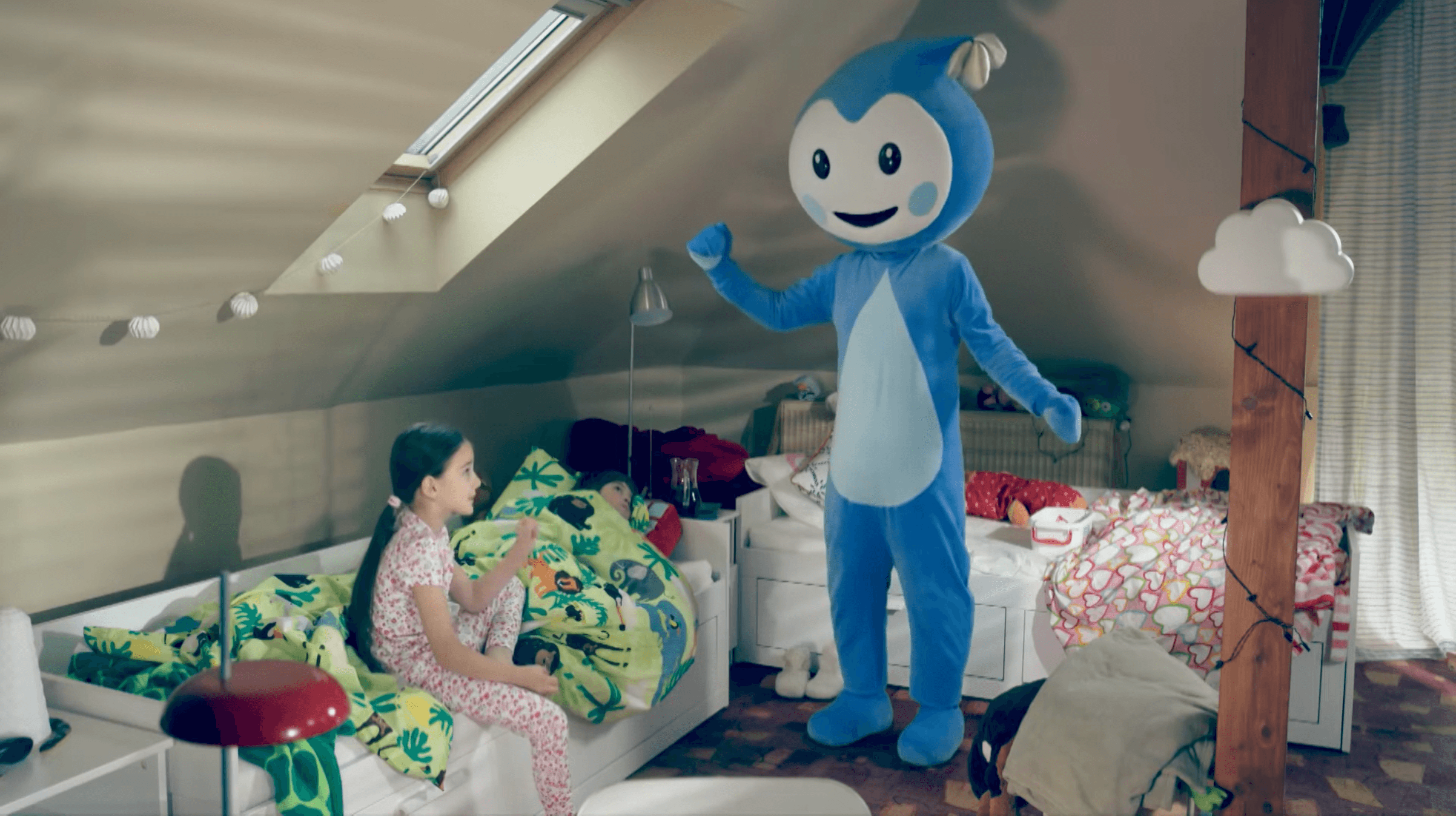 Cseppbarát kék kabalafigurája segít a gyerekeknek a betegségkor.