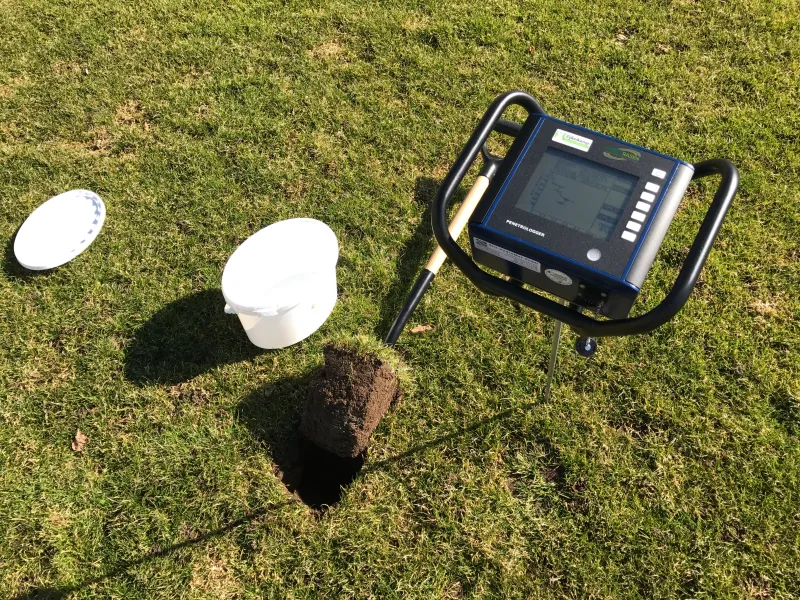 Kontrolle der Ebenflächigkeit einer Sportfläche