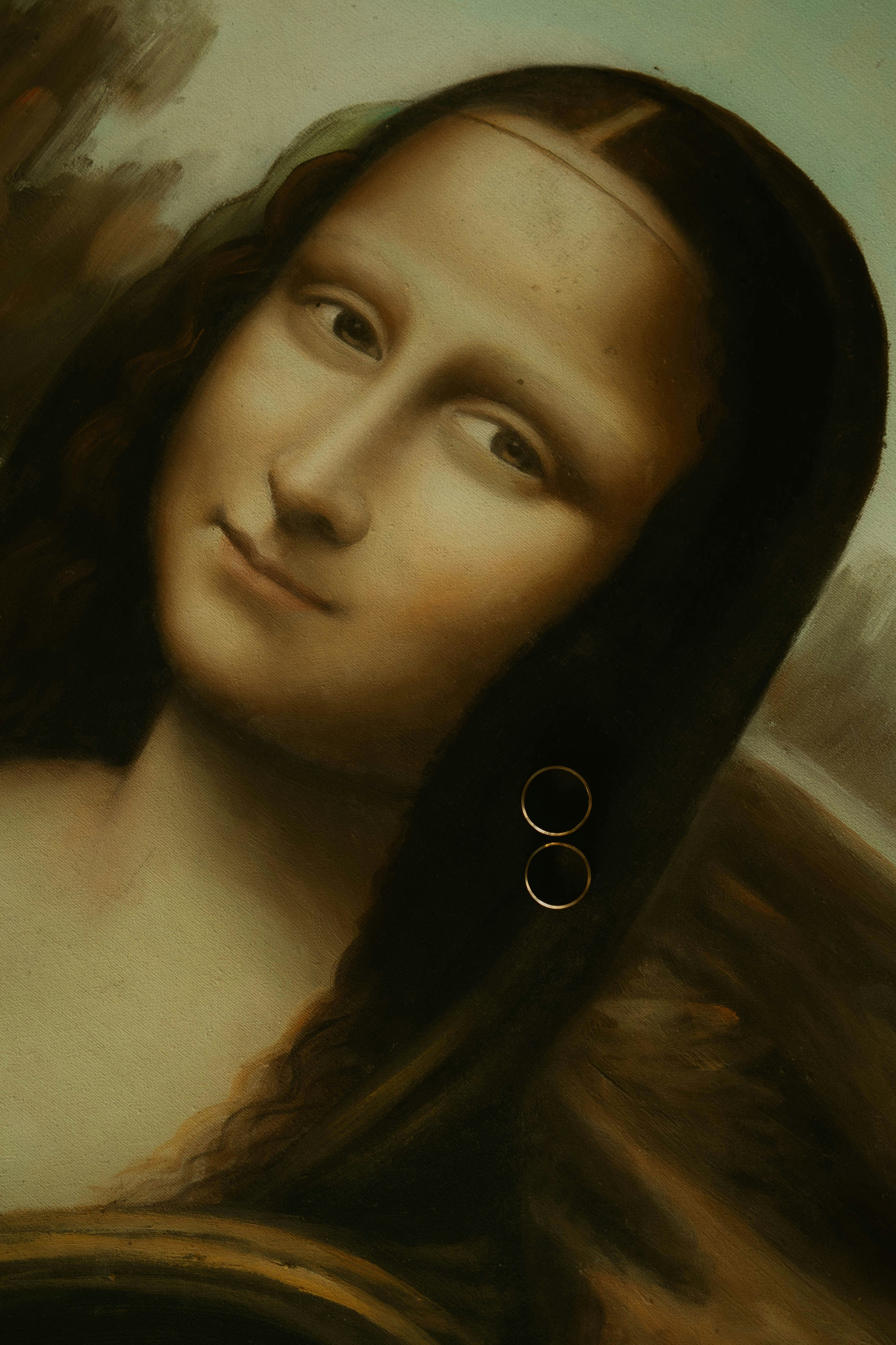 Mona lisa painting with two wedding rings