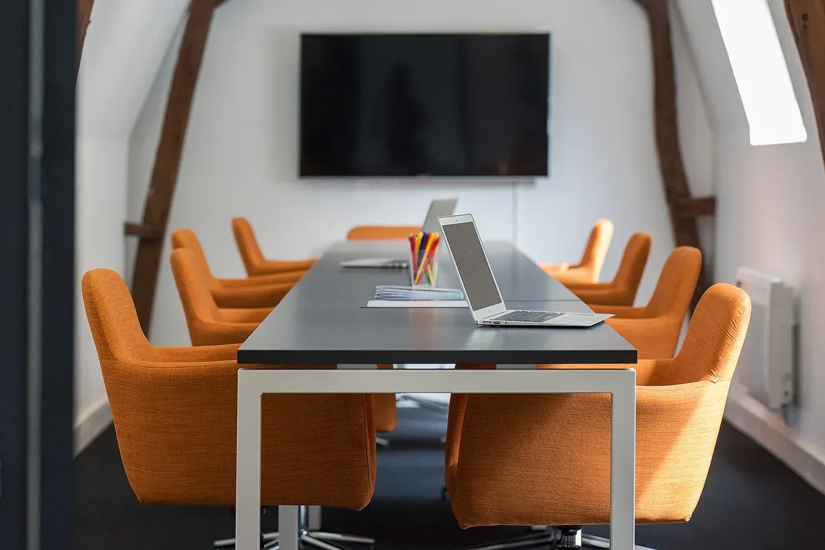Salle de réunion aux fauteuils orange — photographe architecture tertiaire Lille Nord | Anteale Yann Manac’h 2025