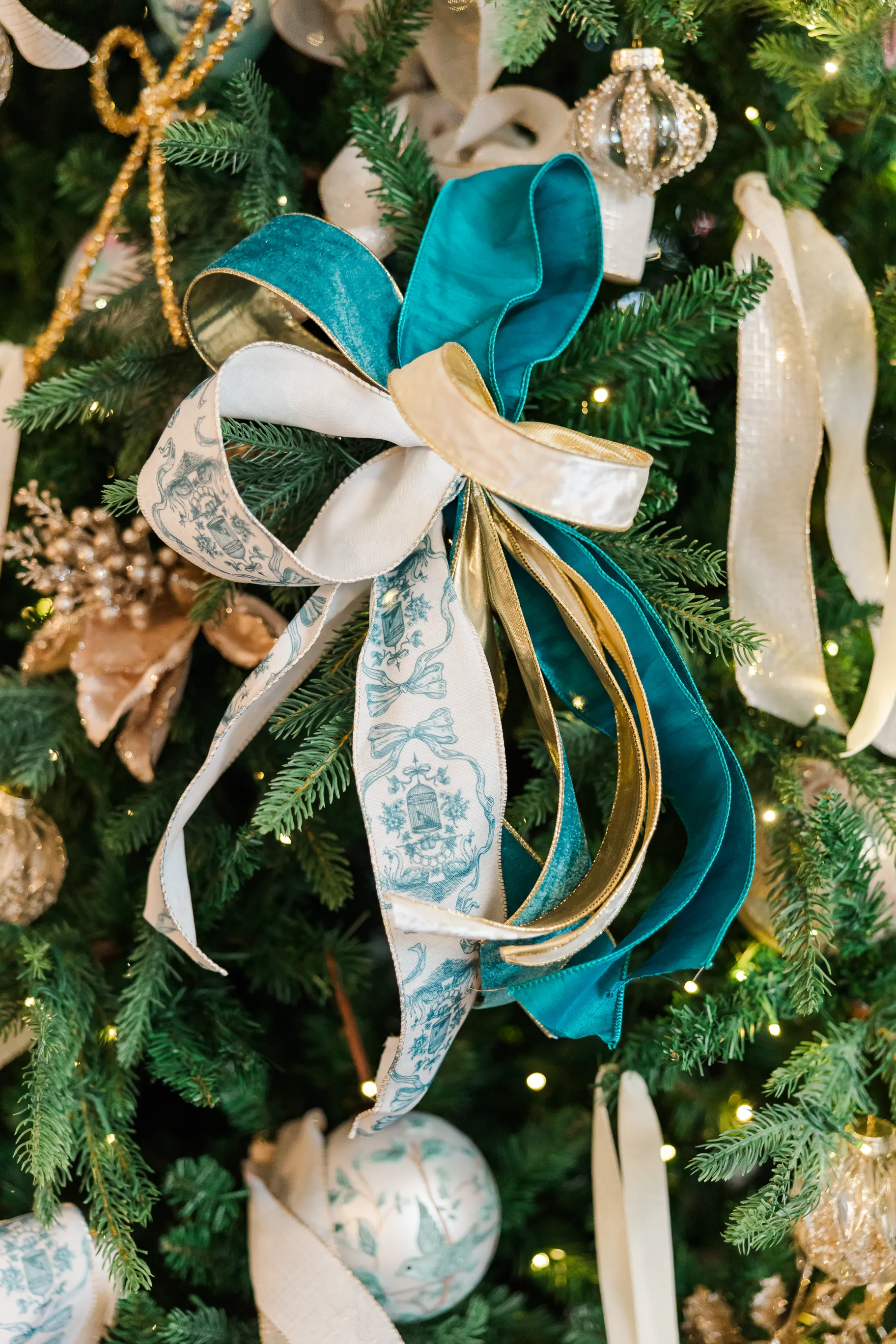 Luxury table setting by Sarah Overall Events with pink embroidered napkins, gold-rimmed plates, floral arrangements, and personalized menus in Shreveport.